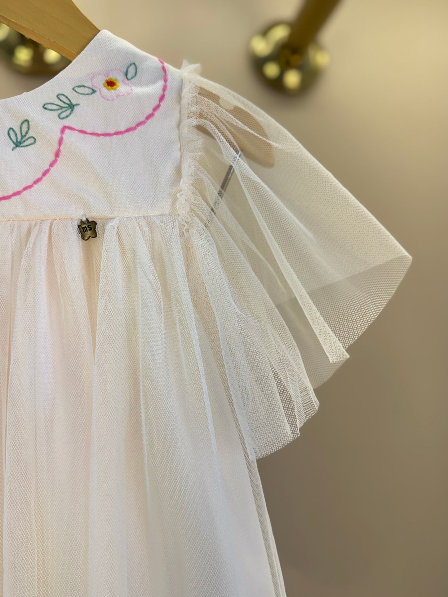 Vestido Infntil Tule Amplo Bordadinhos Gola Bege - Mon Sucré