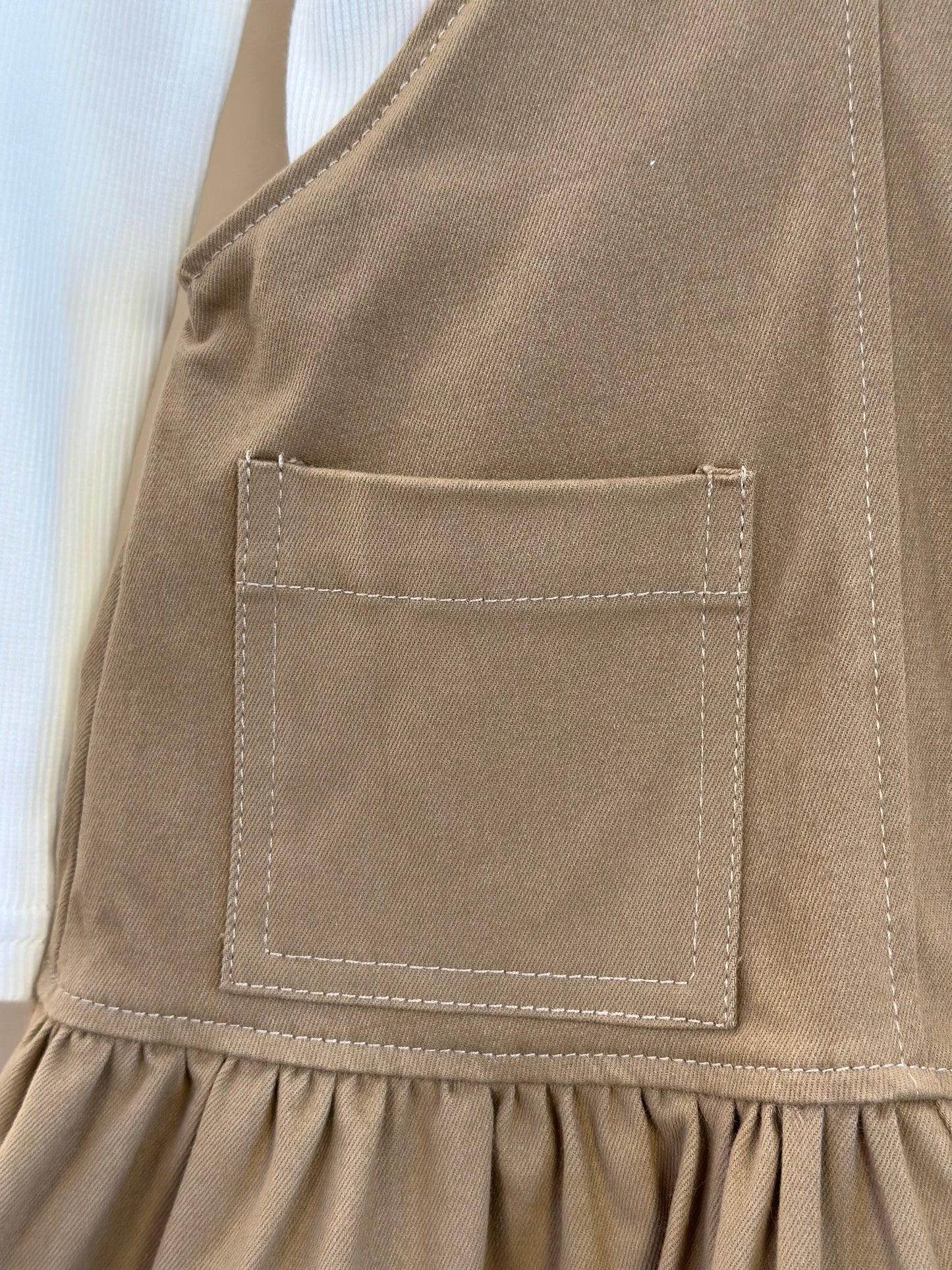 Jardineira Infantil  Sarja Ursinha Pelúcia Bege Escuro com Blusa ML Bordados Pérolas e Cristais  - Pituchinhus