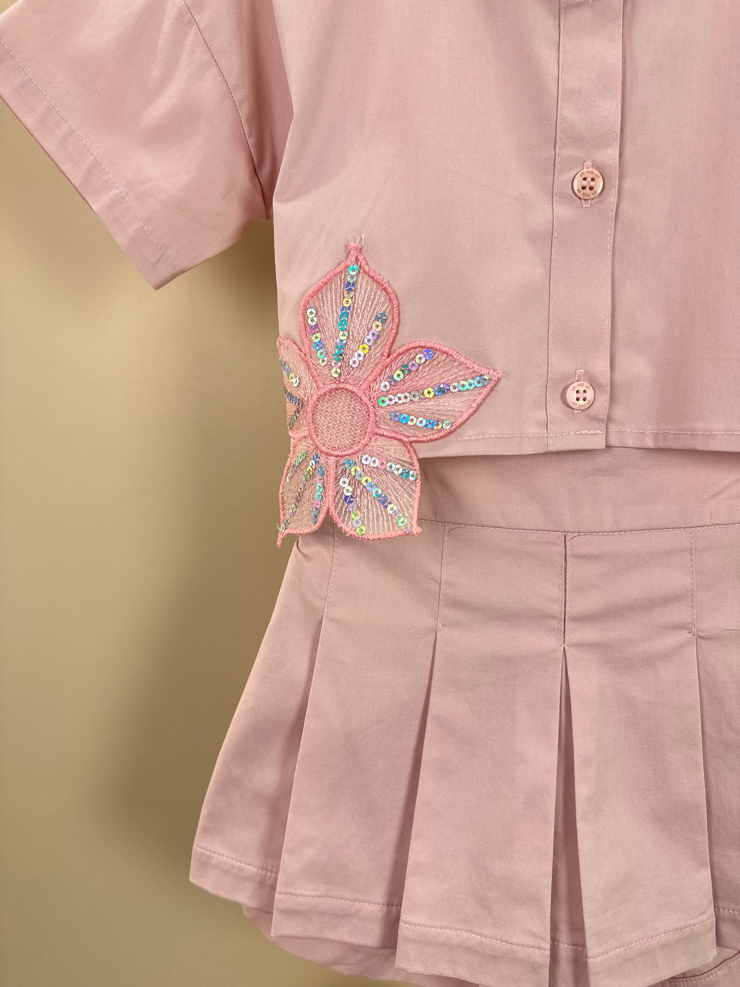 Conjunto Infantil Algodão Camisa Bordada e Shorts-saia Pregas Nude - Um Mais Um