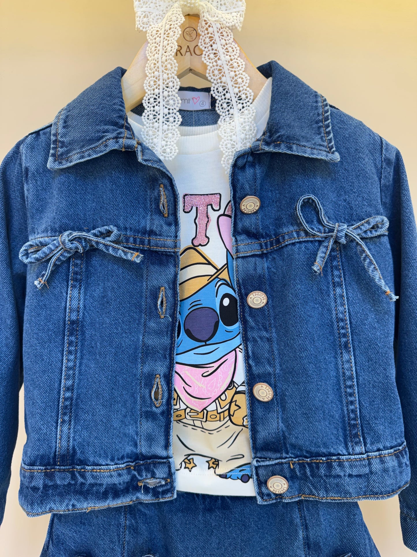 Conjunto Infantil Blusa Stitch com Franjas e Jaqueta Jeans Laços com Shorts Jeans com Laços - Momi
