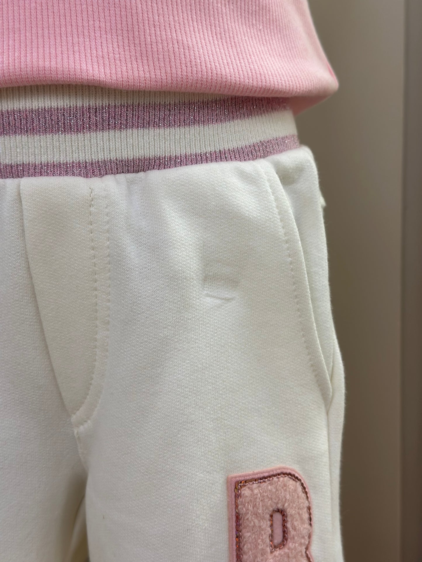 Conjunto Infantil Regata Patche Coração Barbie Rosa e Calça Moletom Jogging Patche Barbie Off White - Pituchinhus