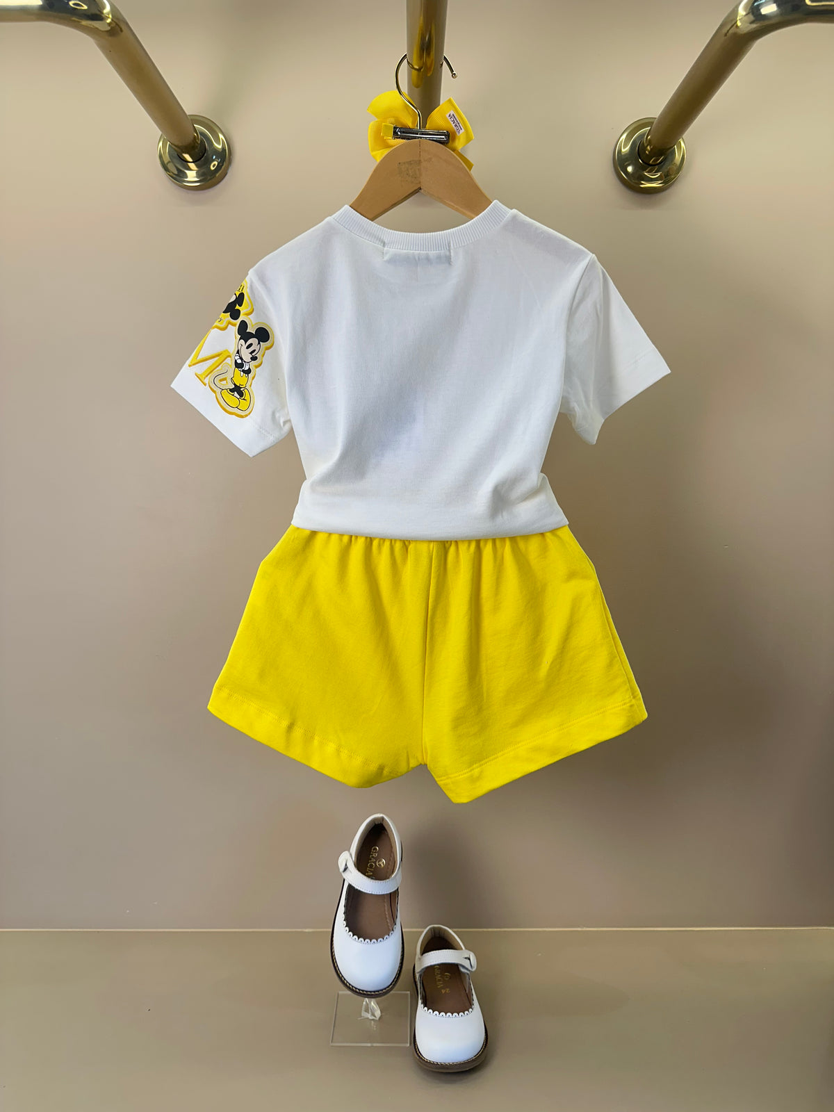 Conjunto Infantil Blusa Minnie e MIckey e Shorts Saia Amarelo Com Pregas - Animê