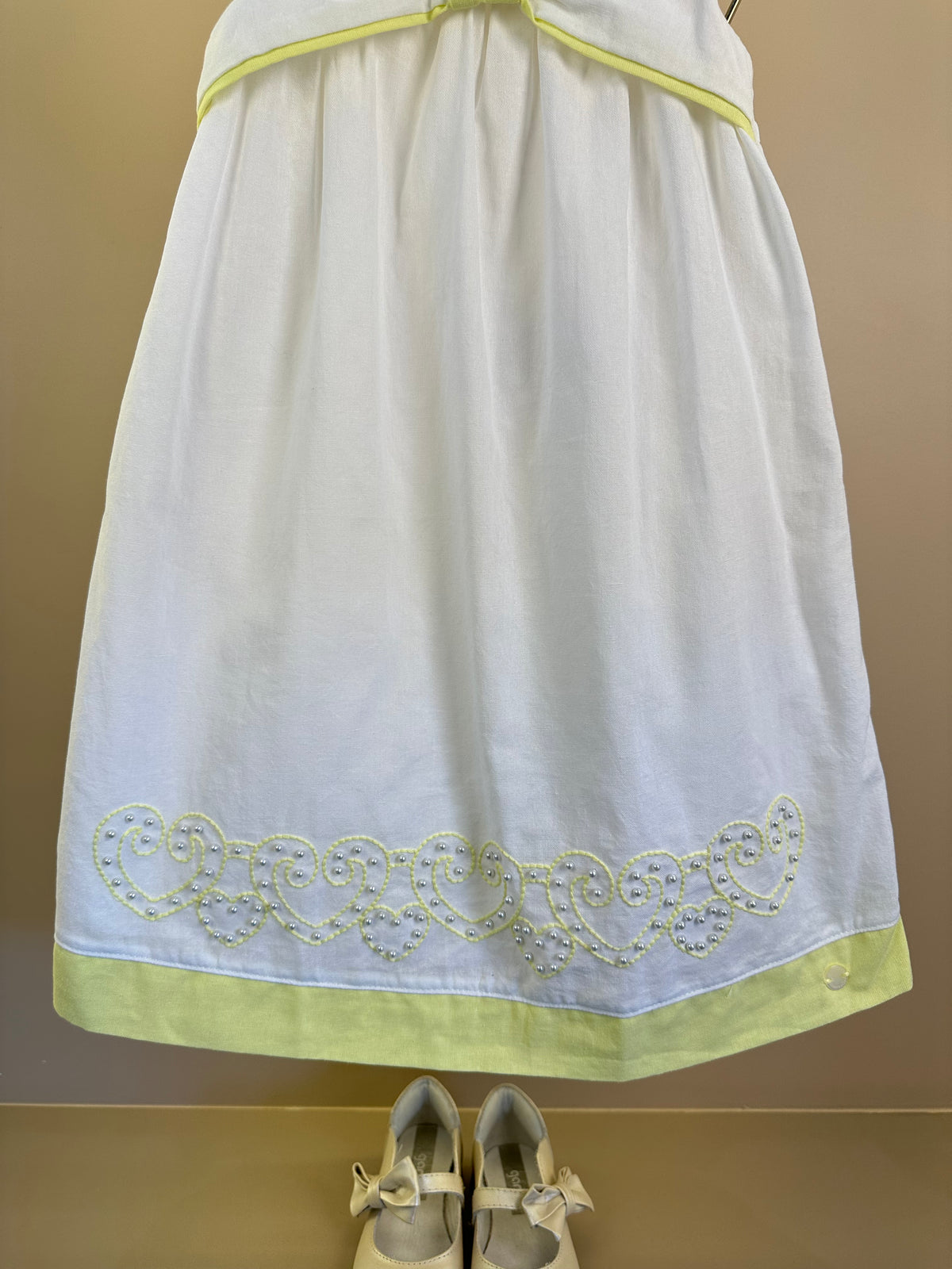 Vestido Infantil Branco Bordado Detalhes Amarelo - Petit Cherie
