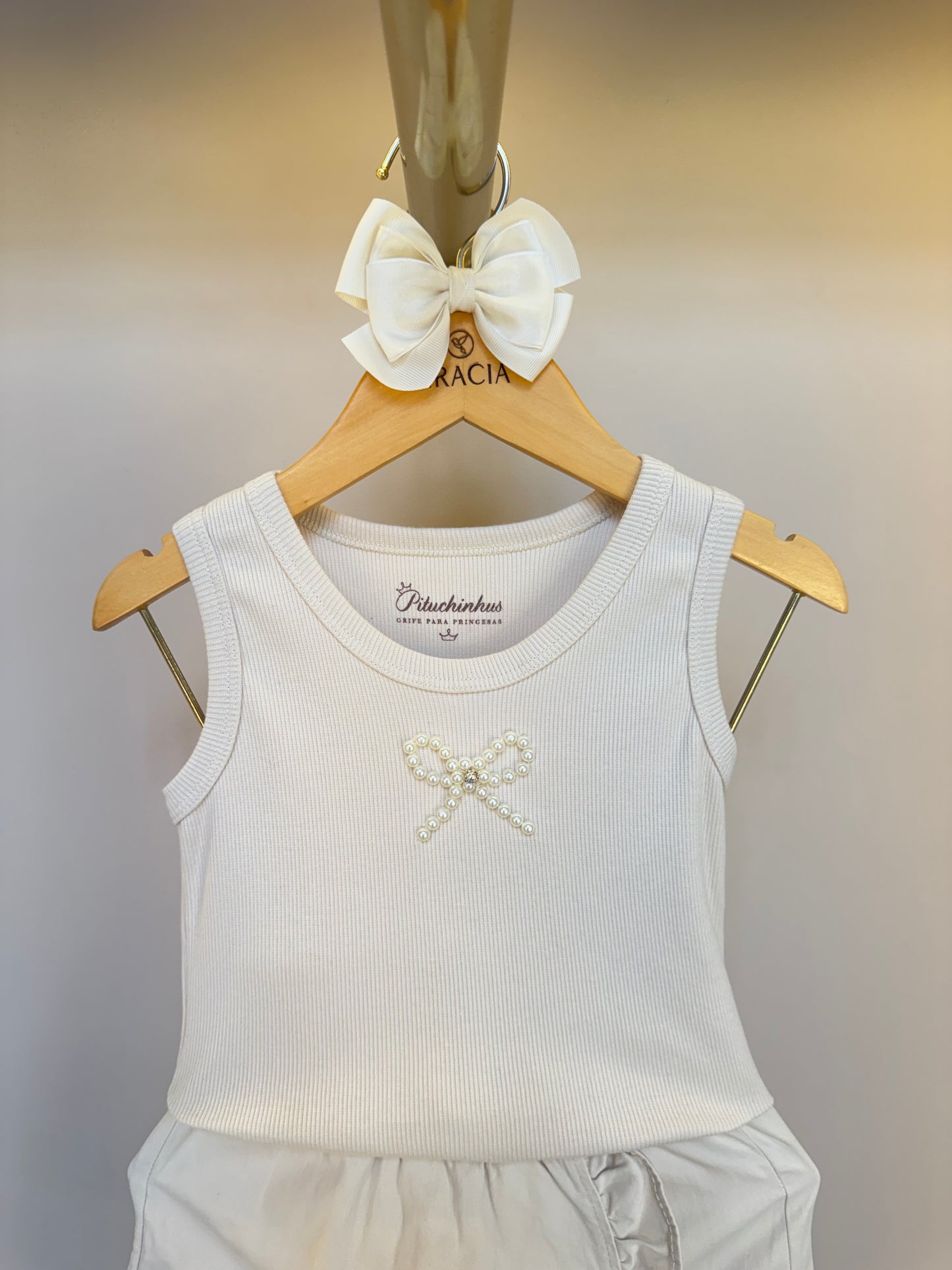 Conjunto Infantil Blusa Lacinho Bordado Bege e Saia-shorts Sarja Babadinho Bege - Pituchinhus
