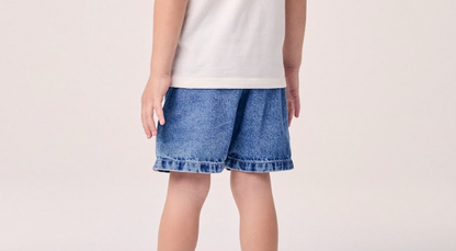 Conjunto Infantil Camiseta Branca Faixa Azul Urso Costas e Bermuda Jeans - Youccie