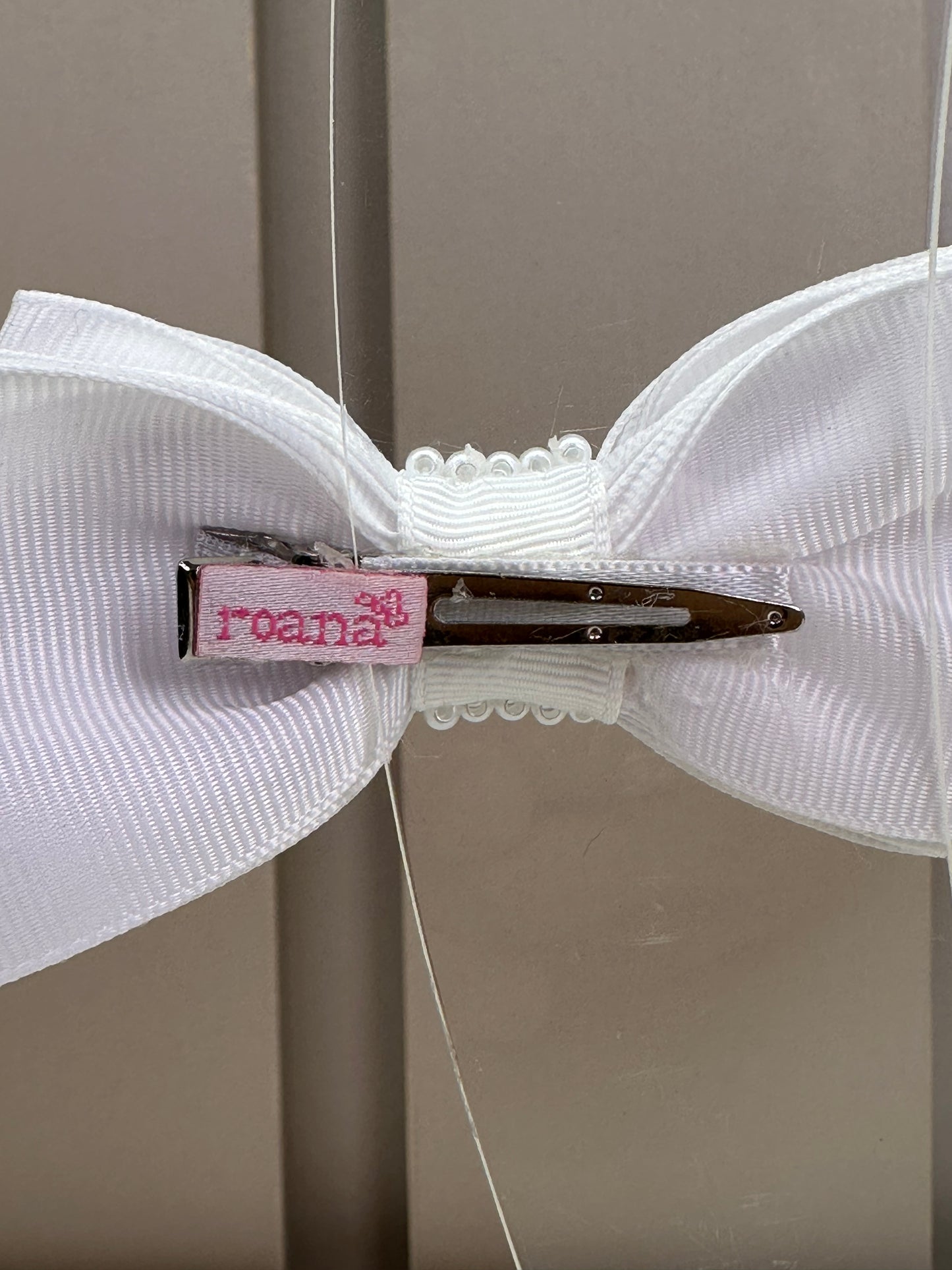 Presilha Infantil Laço Branco Bordado Flores e Miolo Pérolas- Roana