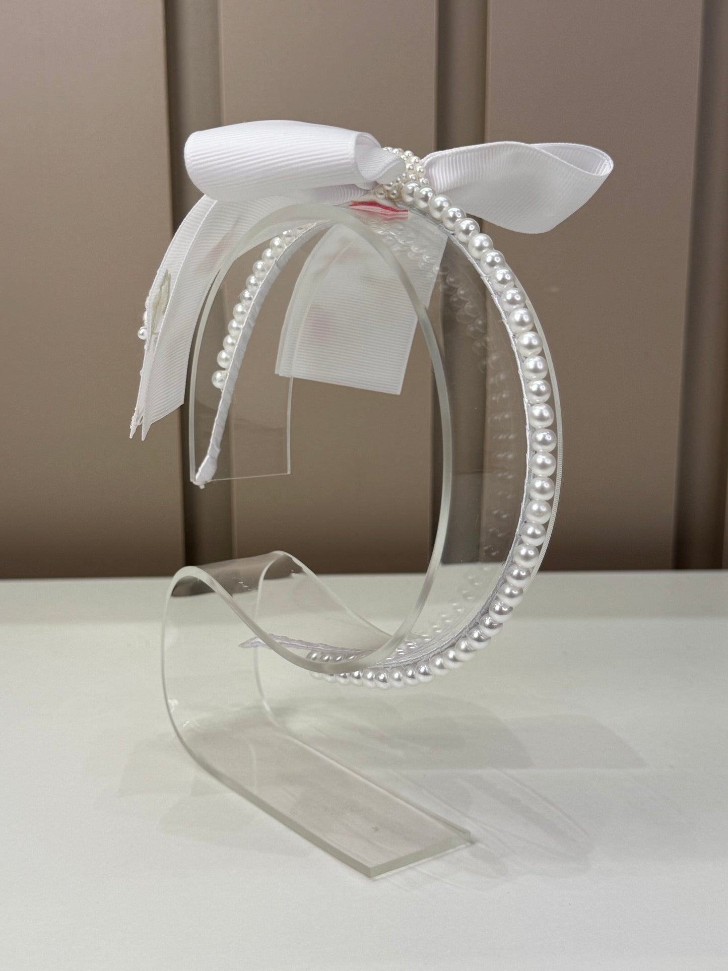Tiara Infantil Pérolas Laço Branco Bordado - Roana