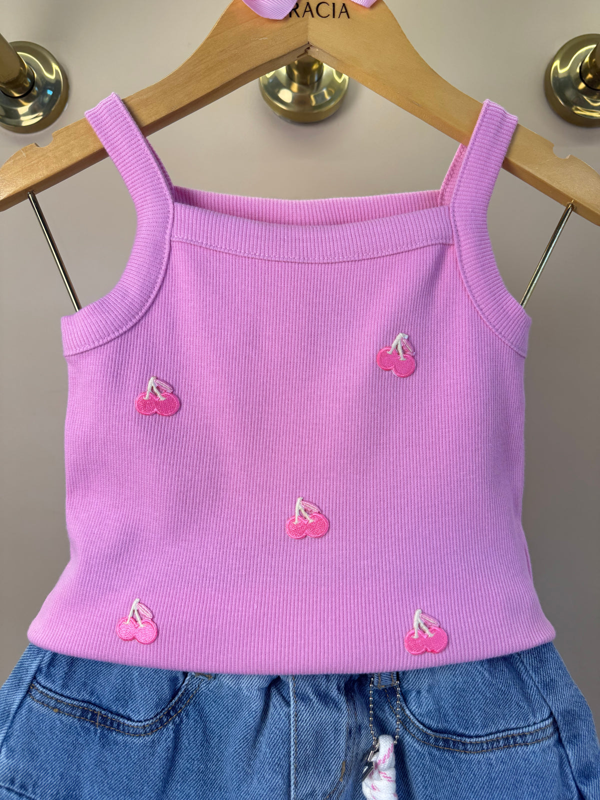Conjunto Infantil Regata Rosa Com Cerejas e Saia Jeans Pregas Com Pingente - Momi