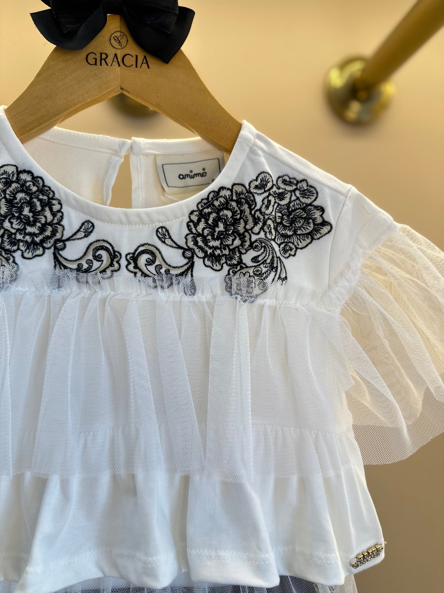 Conjunto Infantil Blusa  Bordada e Babados Pérola e Shorts Jeans Laço Preto - Animê