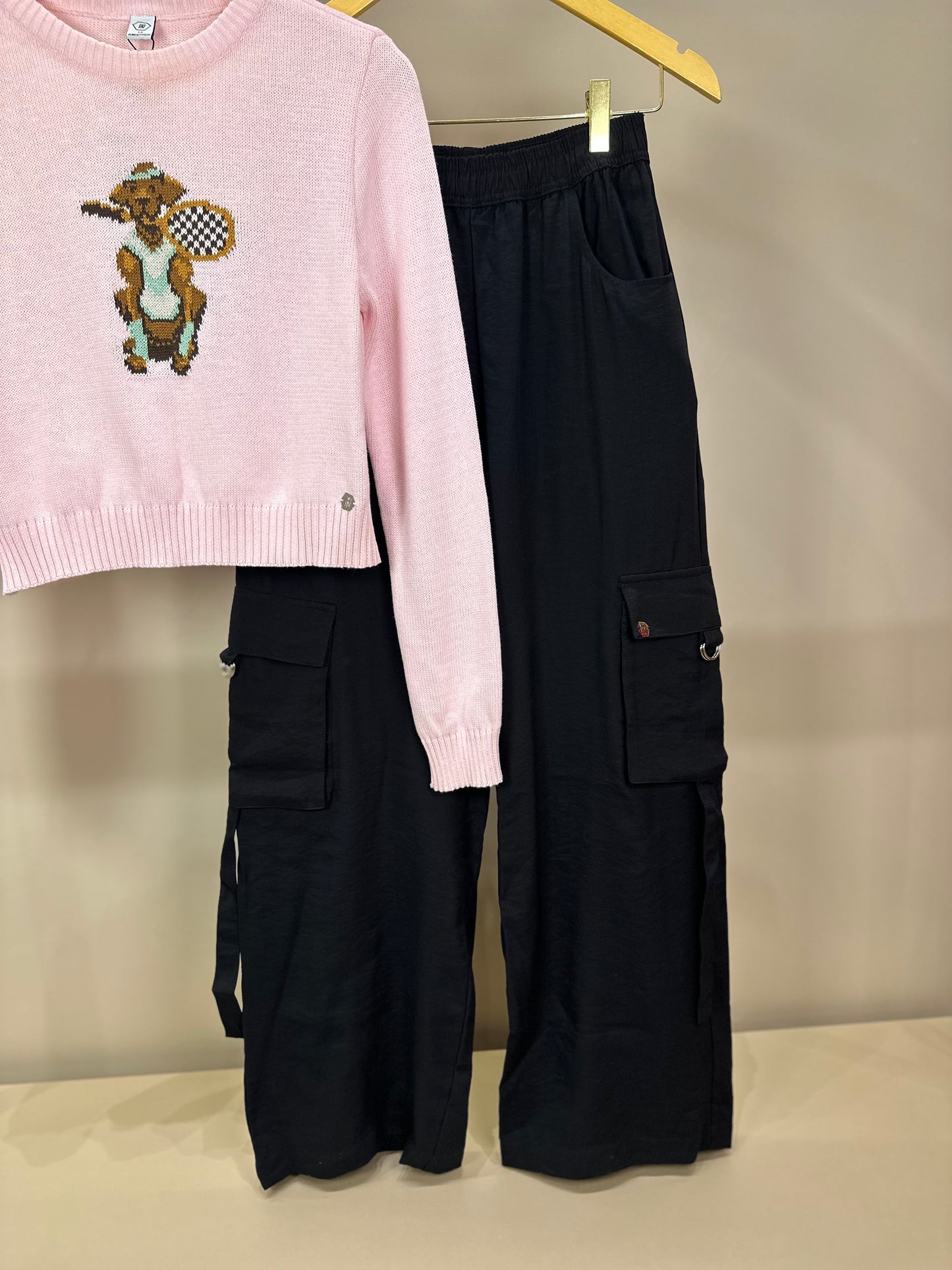 Conjunto Teen Suéter Tricot Dog Tennista Rosa e Calça Cargo Wide Leg Preta - Two In