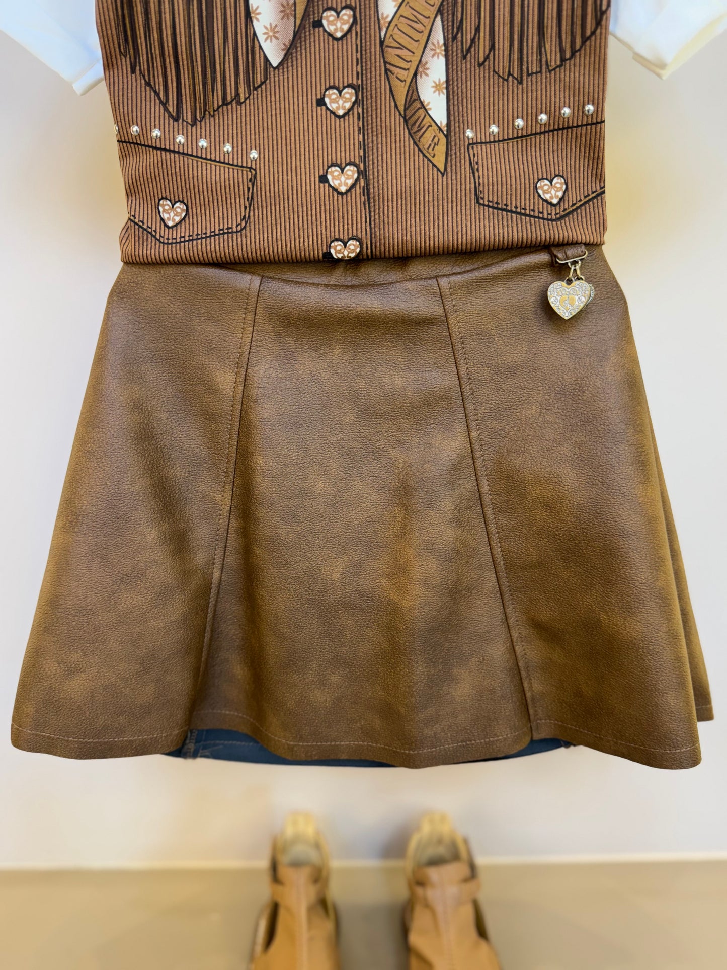 Conjunto Infantil Blusa Estampa Colete Lenço e Saia De Couro Tech Marrom - Animê