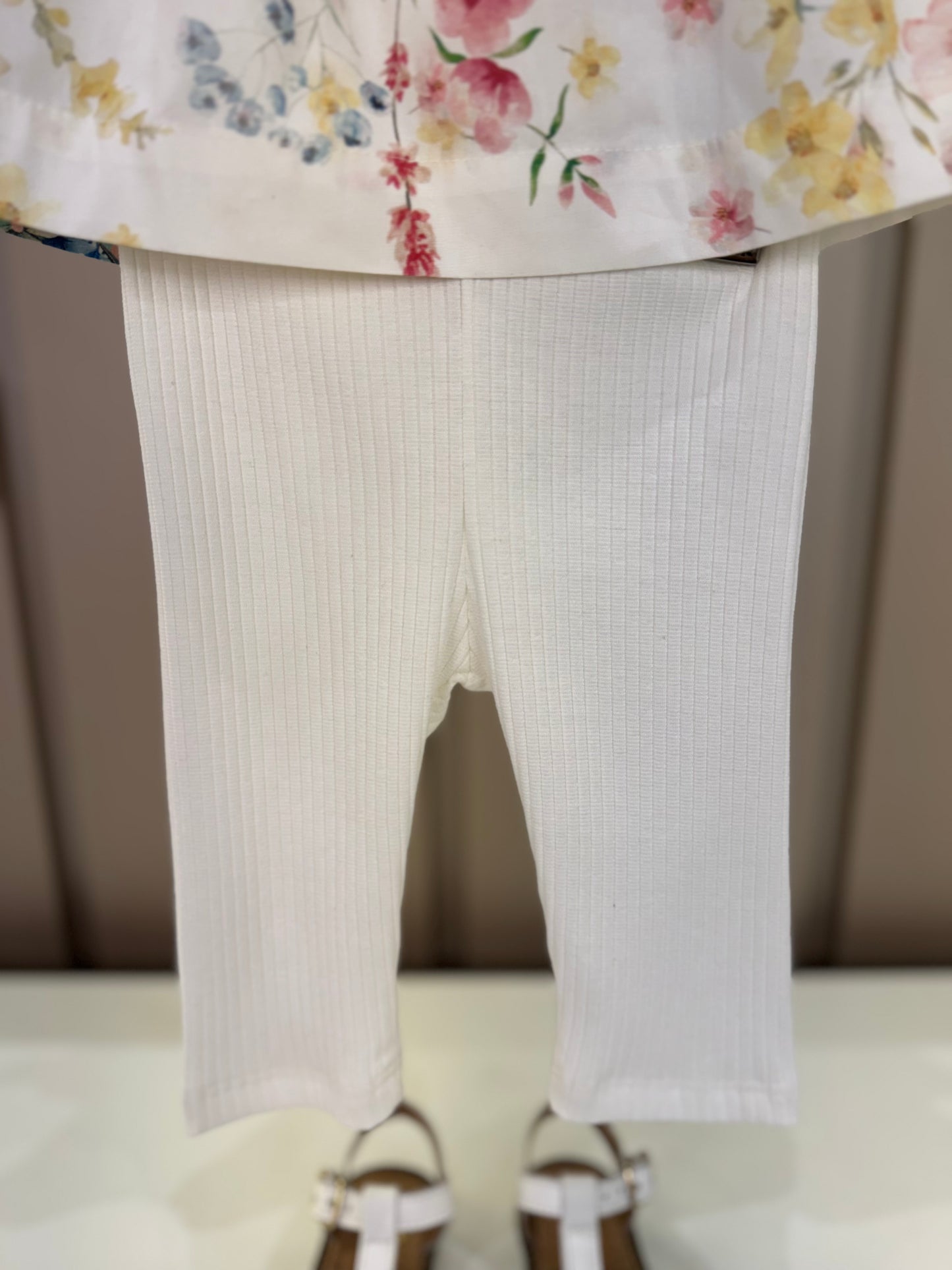 Conjunto Bebê Bata Tricoline Bordada Floral Candy e Legging Off White - Um Mais Um