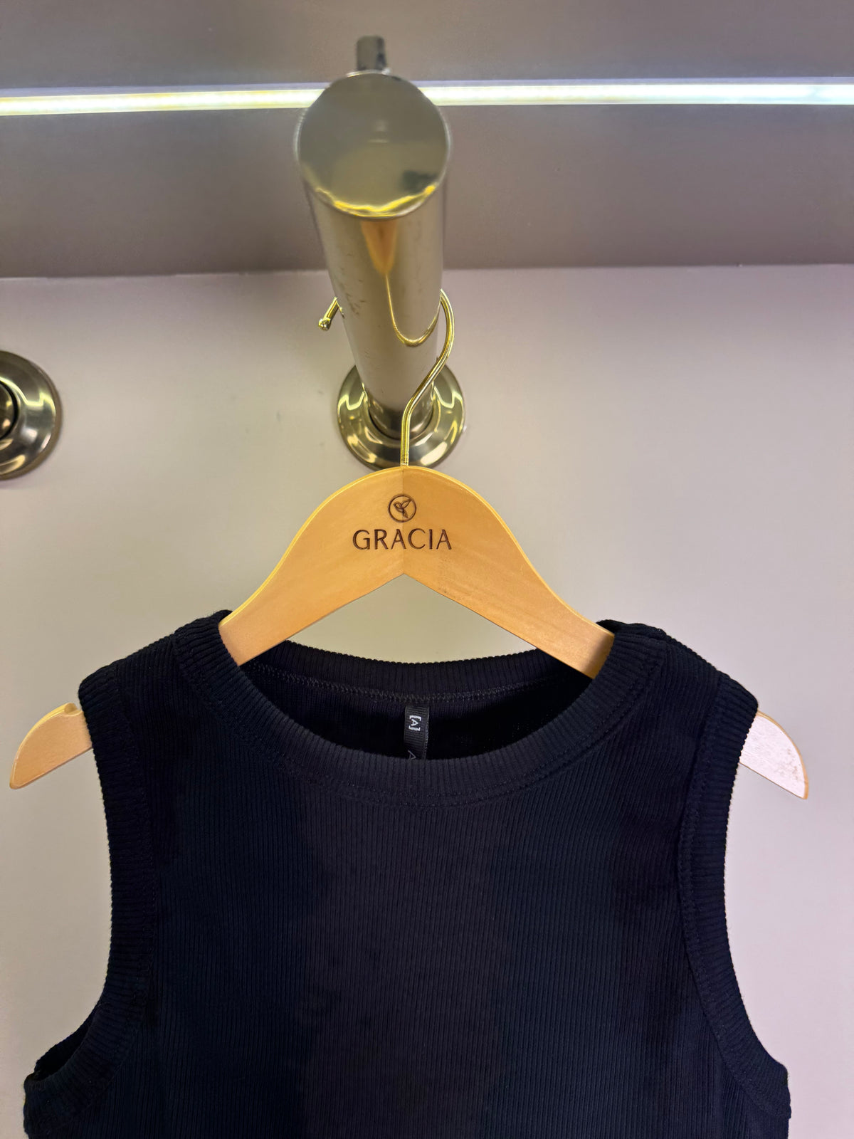 Regata Teen em Malha Preta com Babado – Authoria