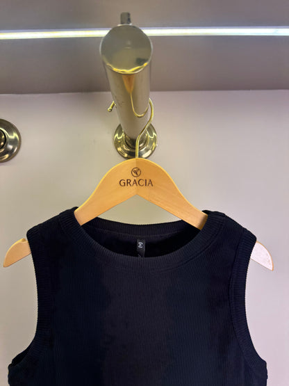 Regata Teen em Malha Preta com Babado – Authoria