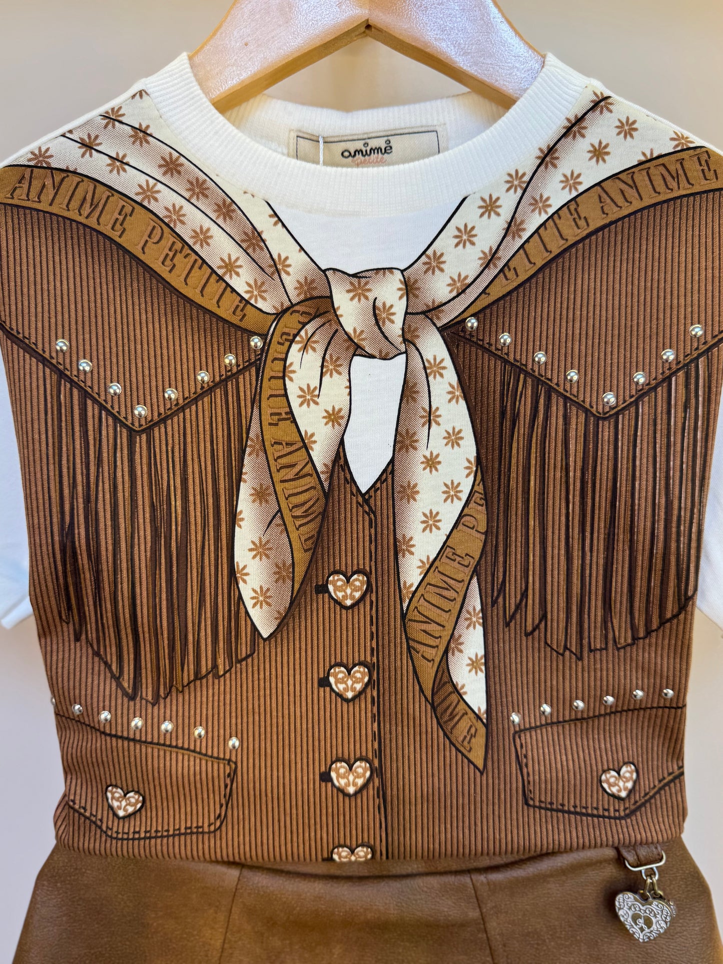 Conjunto Infantil Blusa Estampa Colete Lenço e Saia De Couro Tech Marrom - Animê