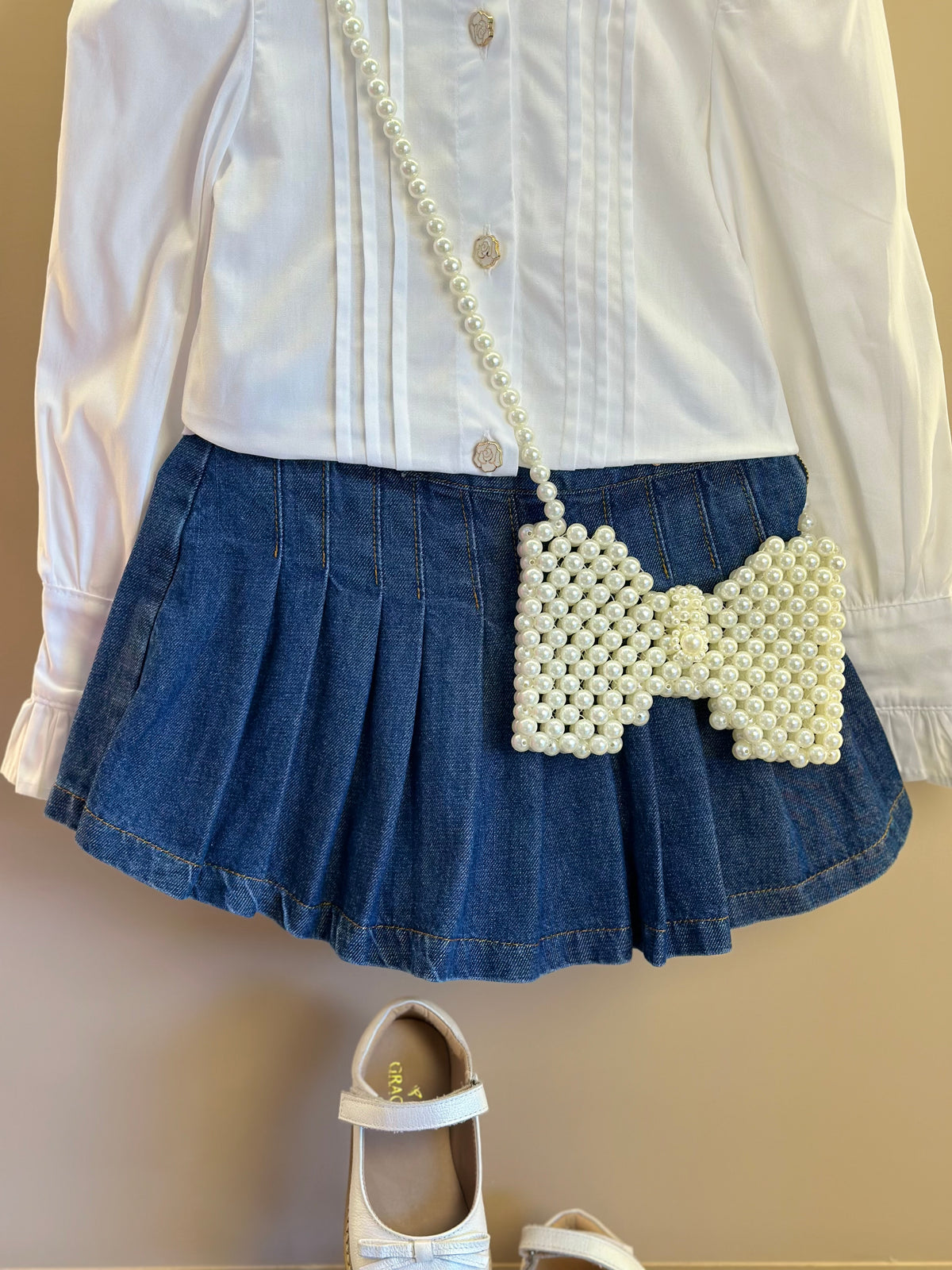 Conjunto Infantil Camisa Babadinhos Punho Pregas Branca e Saia  Jeans Pochete Laço Pérolas - Luluzinha