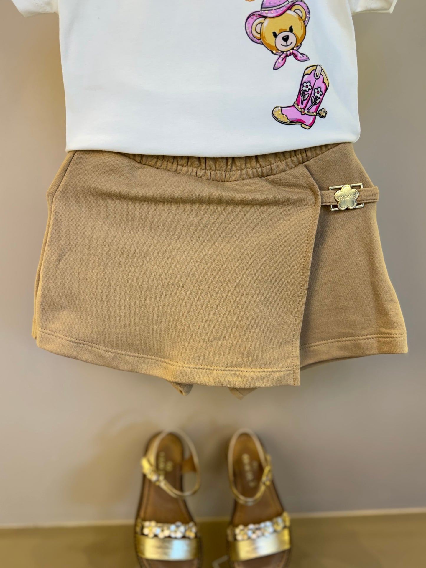 Conjunto Infantil Blusa de Ursinha Cowgirl e Shorts Moletom Bege - Momi