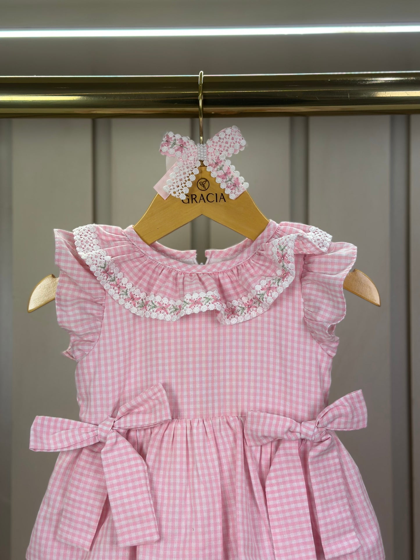 Vestido Infantil Clássico Golinha Renda Bordada Babados e Lacinhos Laterais Rosa - Roana