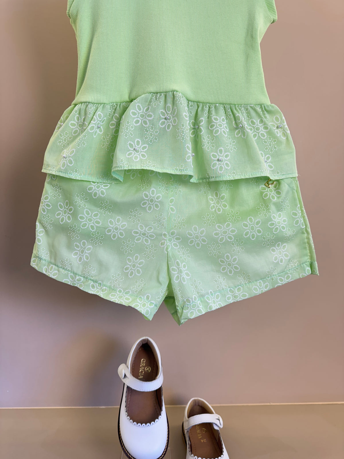 Conjunto Infantil Verde Blusa Com Babado Peplum e Shorts Com Bordado Inglês - Petit Cherie