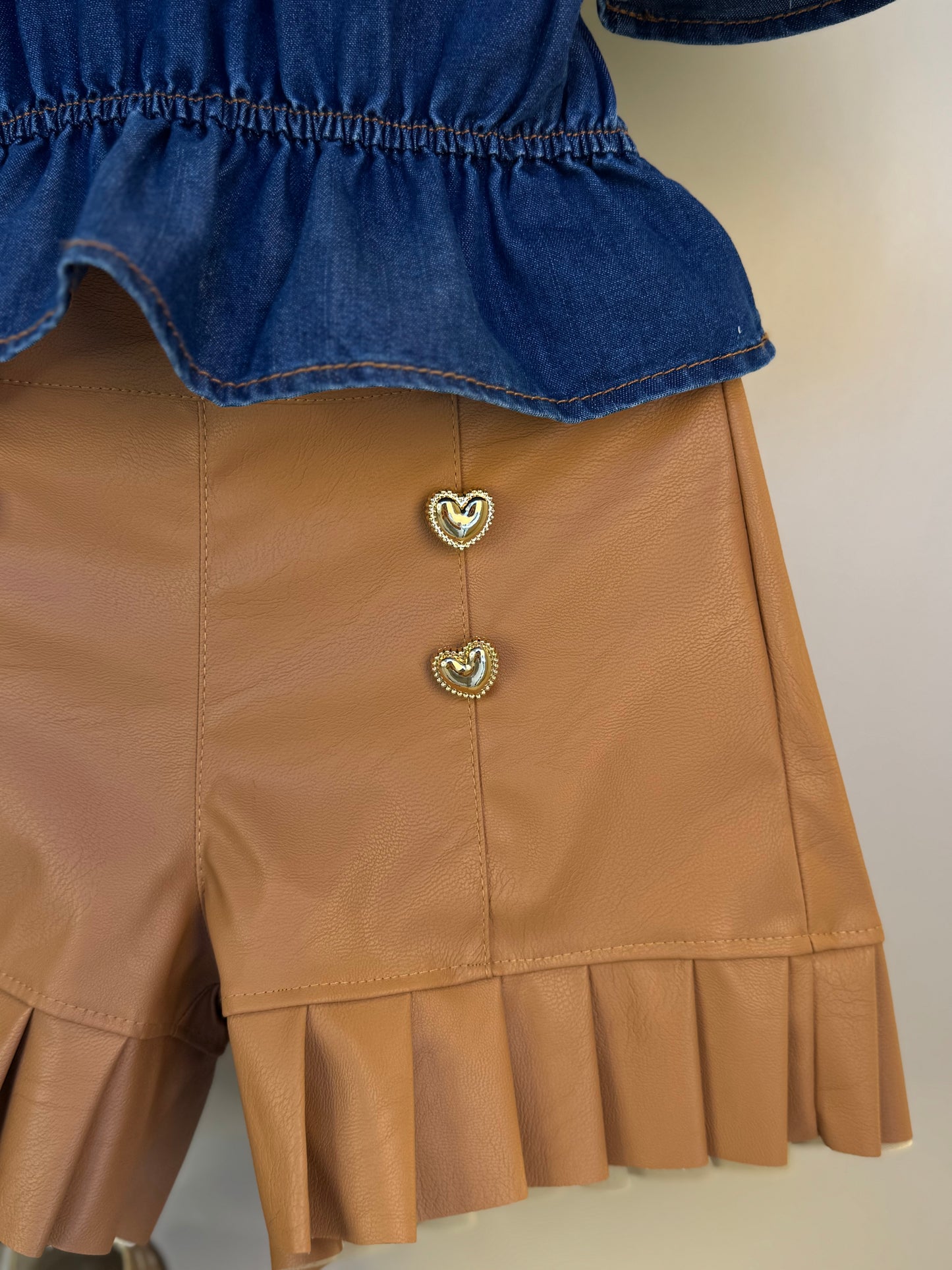 Conjunto Infantil Blusa Jeans Peplum e Shorts Couro Tech Botões - Luluzinha