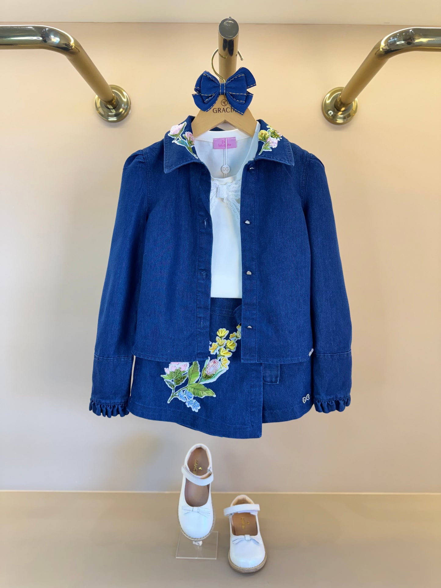Conjunto Infantil Trio Blusa Gola Laise Removível, Camisa Jeans Leve ML Gola Bordada e Shorts-Saia Jeans Bordada Flores - Luluzinha
