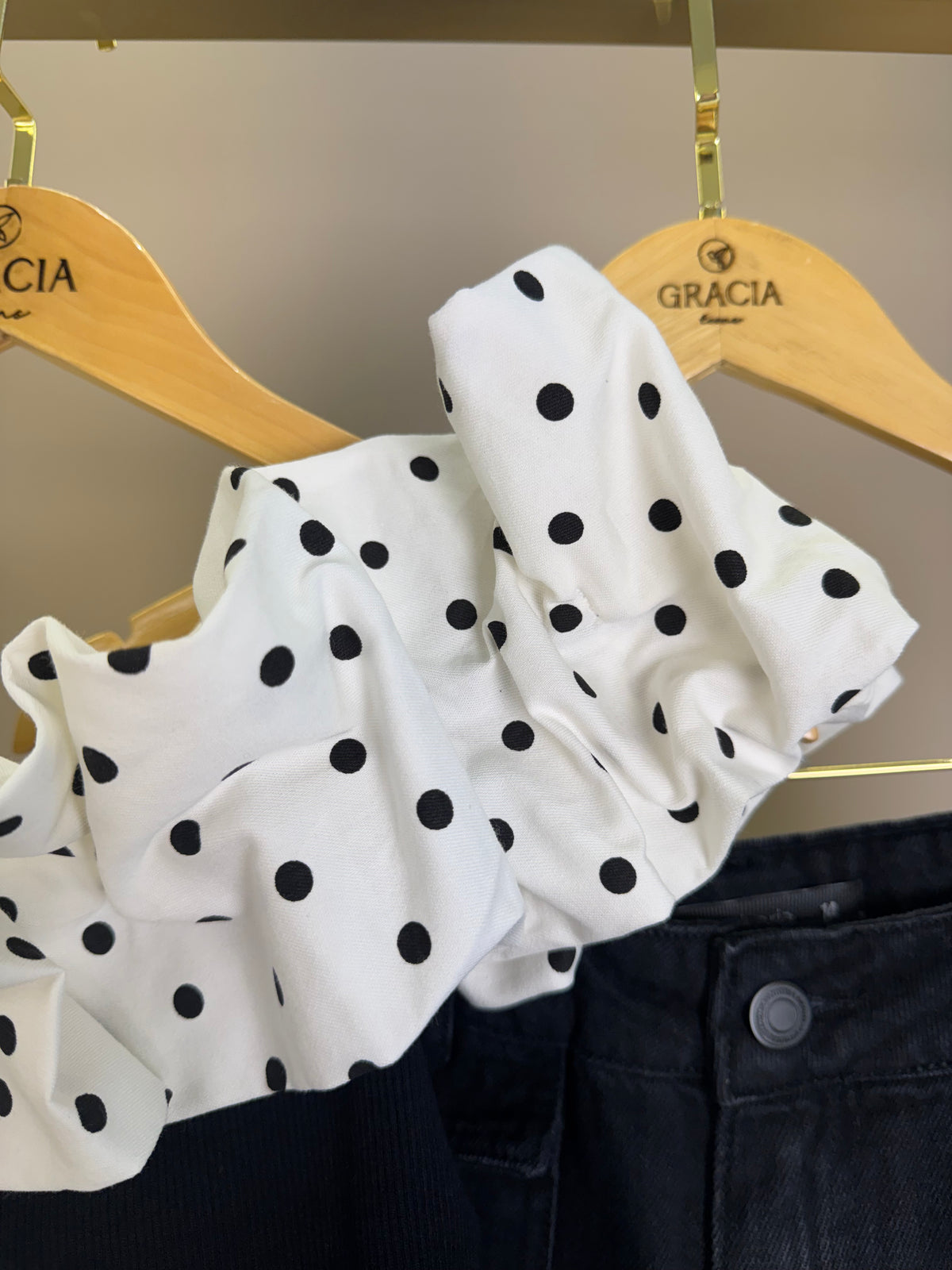 Conjunto Teen Blusa Cropped Ombro a Ombro com Babado Poá e Calça Jeans Cargo Preta – Authoria