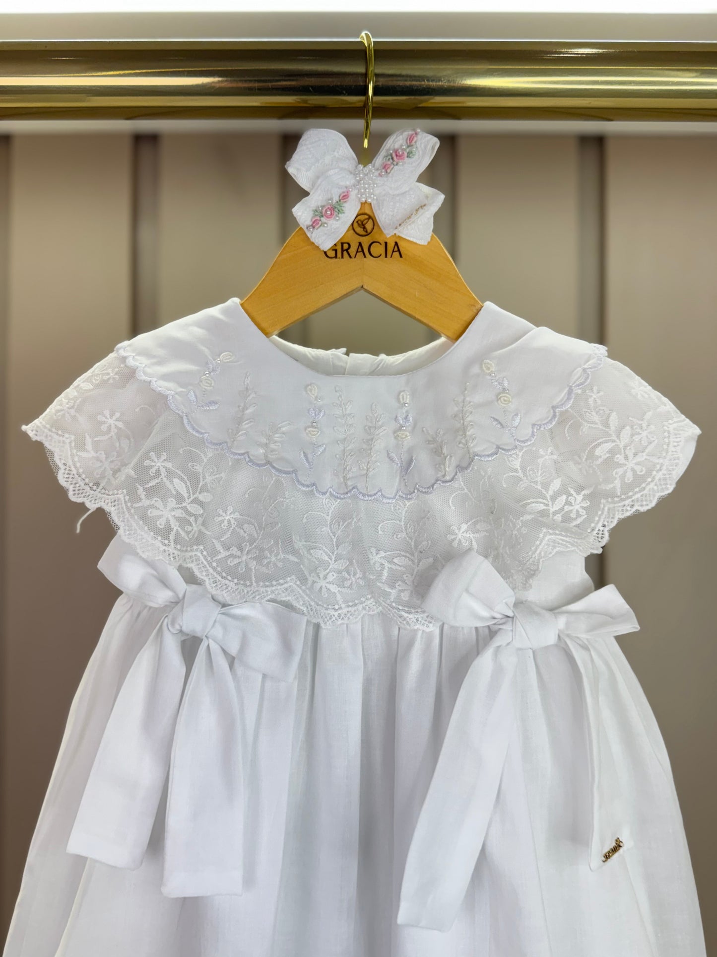 Vestido Bebê Algodão Gola Babados Bordada com Lacinhos Branco - Roana
