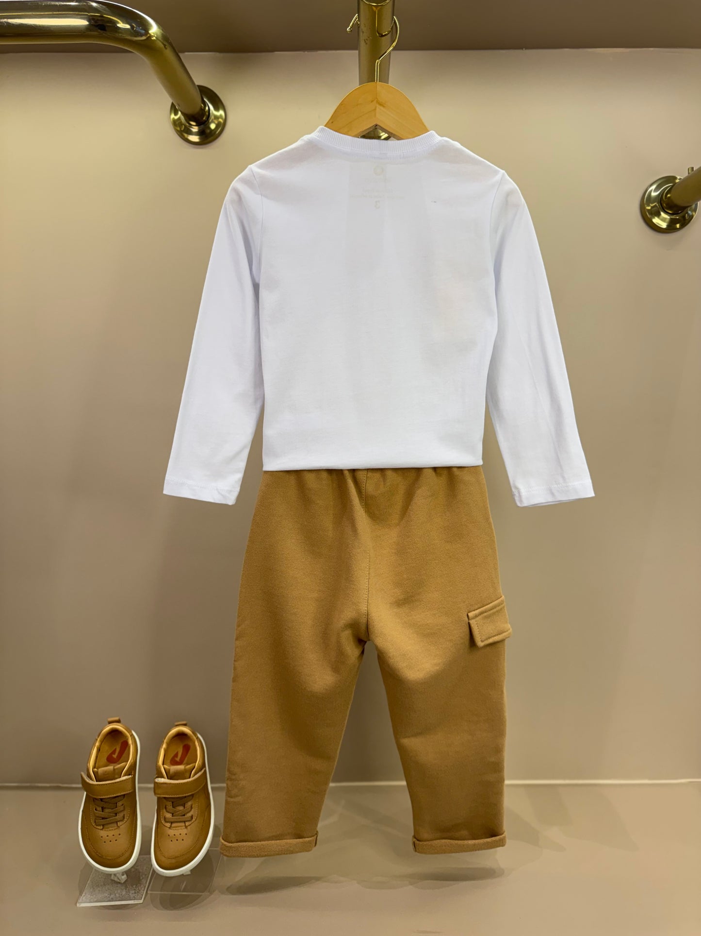 Conjunto Bebê Camiseta ML Ursinho Ski e Calça Moletom Cargo Bege - Um Mais Um