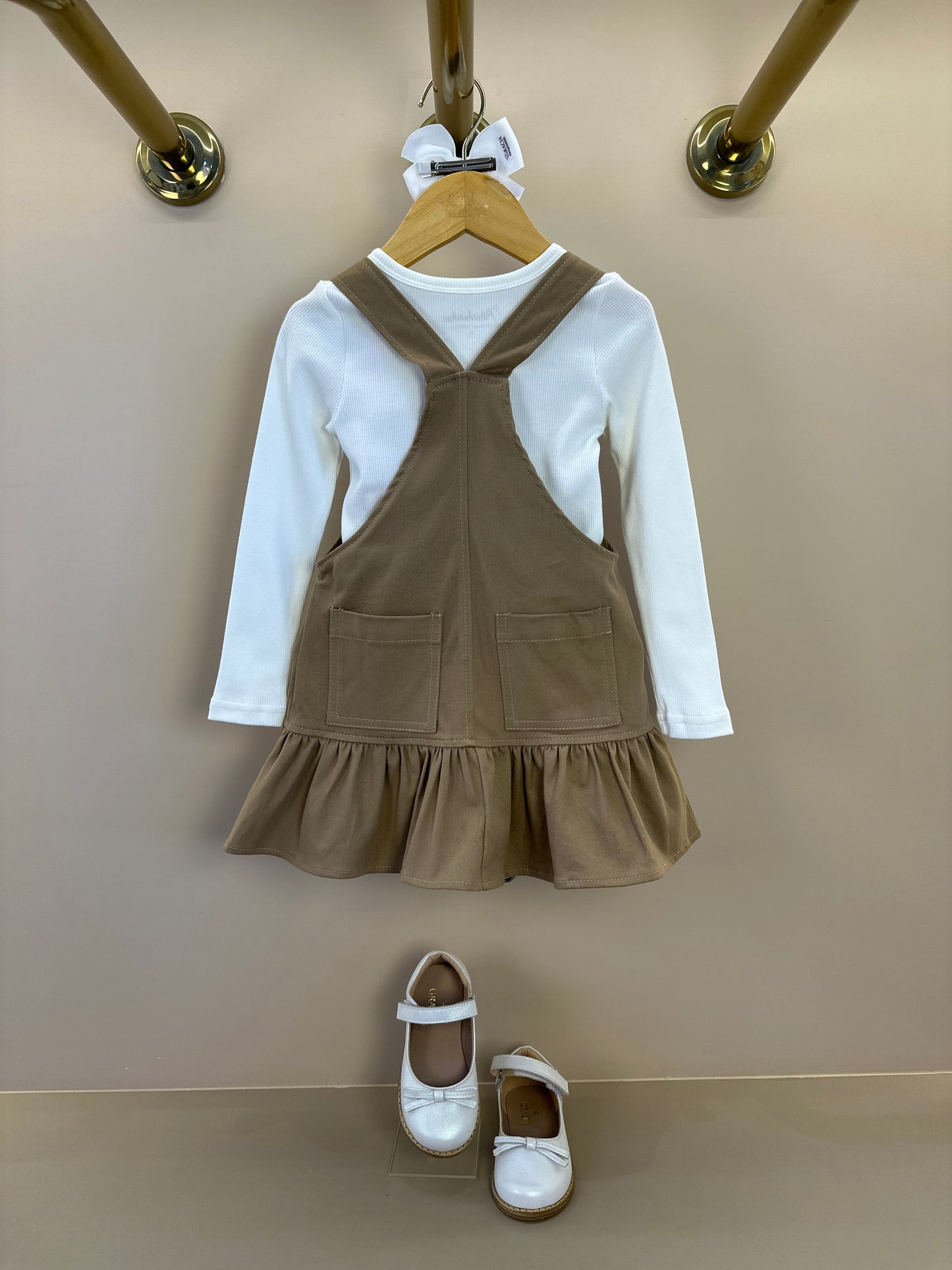 Jardineira Infantil  Sarja Ursinha Pelúcia Bege Escuro com Blusa ML Bordados Pérolas e Cristais  - Pituchinhus