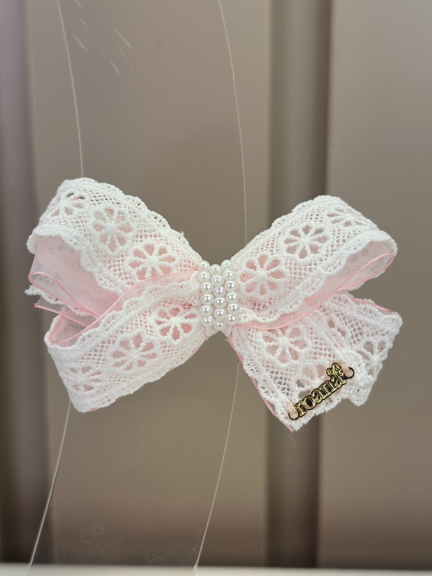 Laço Infantil em Renda e Organza com Pérolas Rosa - Roana
