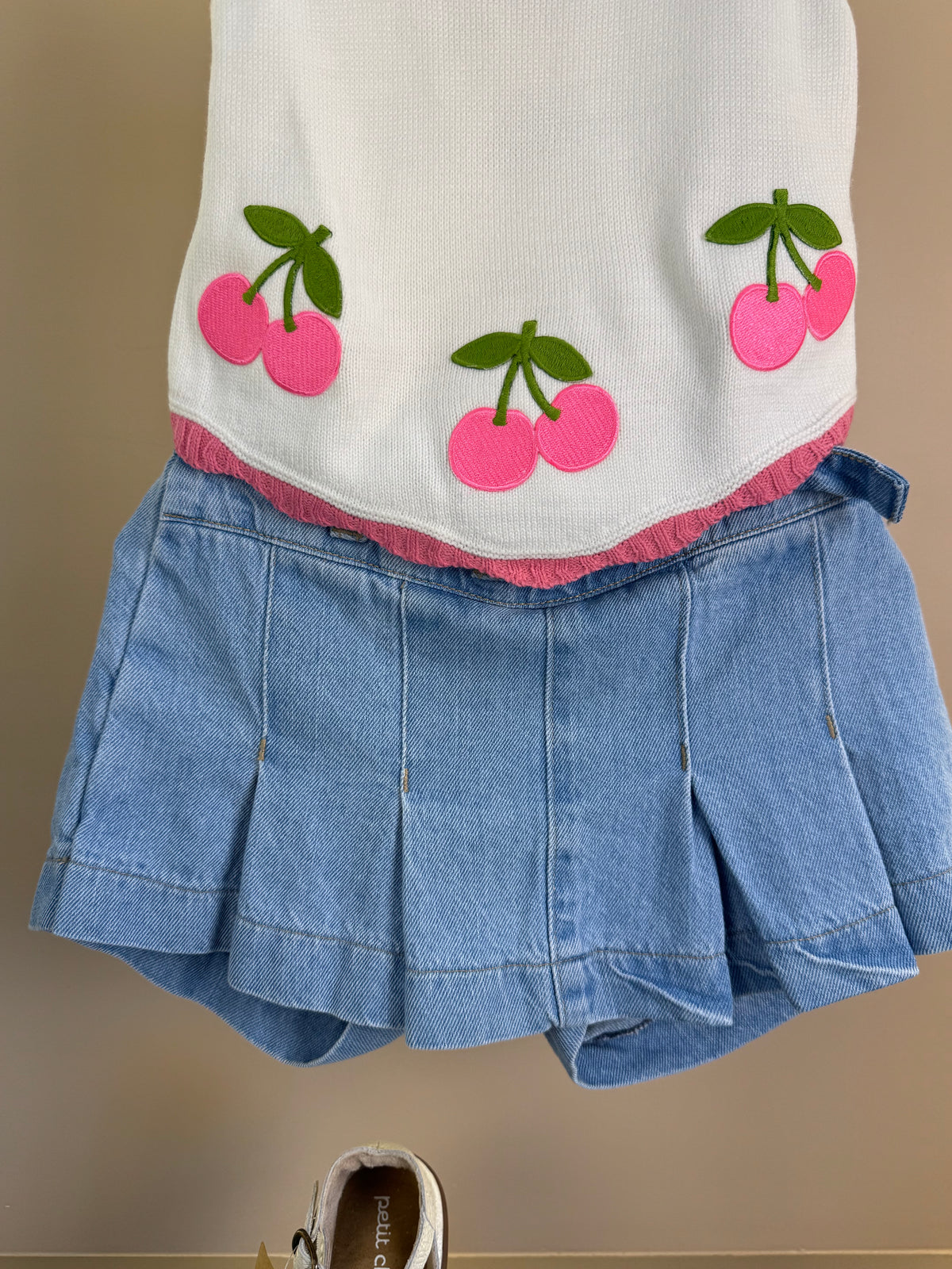 Conjunto Infantil Blusa Tricot Cerejas e Shorts Saia Jeans Com Pregas - Momi