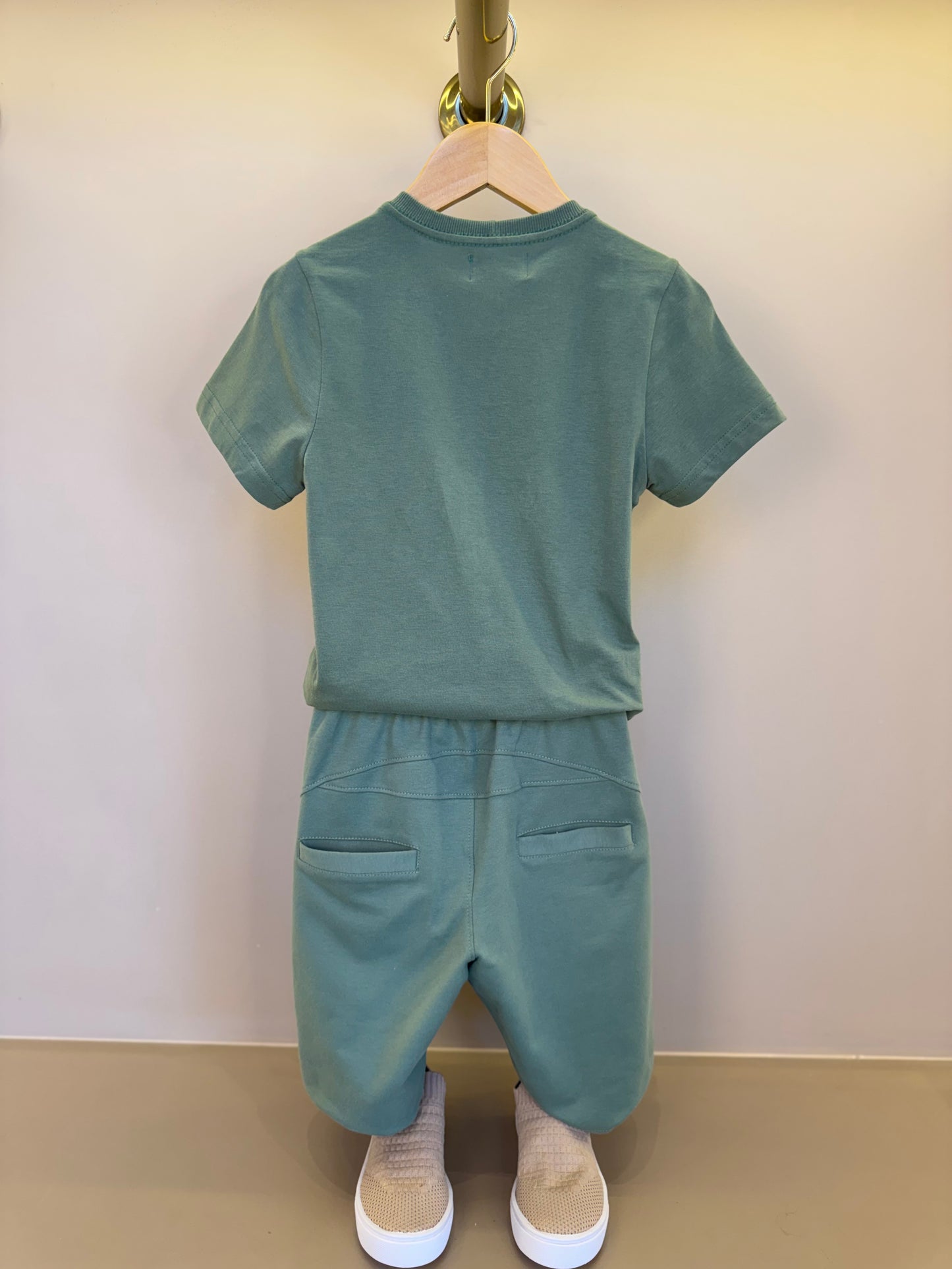 Conjunto Infantil Camiseta Algodão Teddy Chapéu Panama e Bermuda Moletom Algodão Recortes Eucalipto - Dame