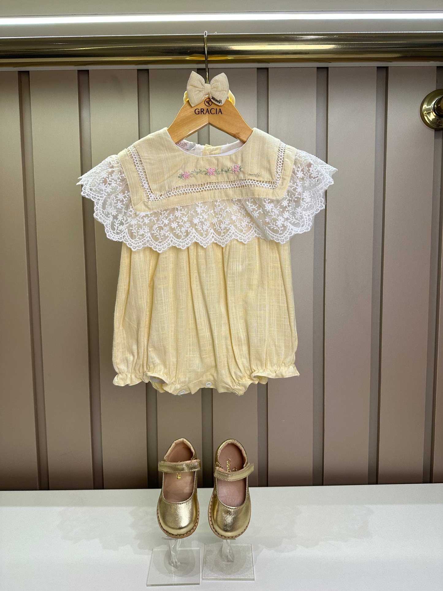 Pimpão Bebê Luxo Gola Bordada Renda Amarelo - Roana