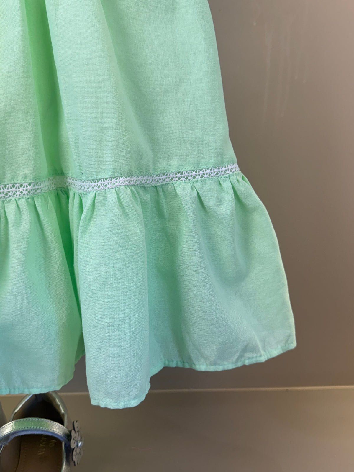 Vestido Infantil Verde Bordado Floral Babados Manga e Laços - Petit Cherie
