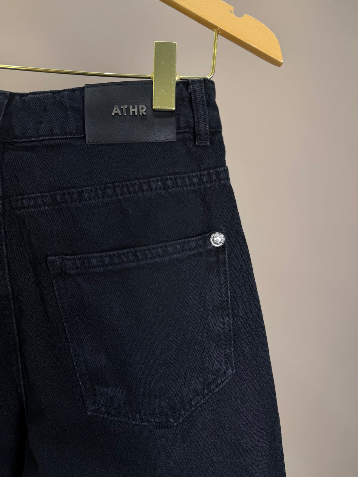 Conjunto Teen Blusa Cropped Ombro a Ombro com Babado Poá e Calça Jeans Cargo Preta – Authoria