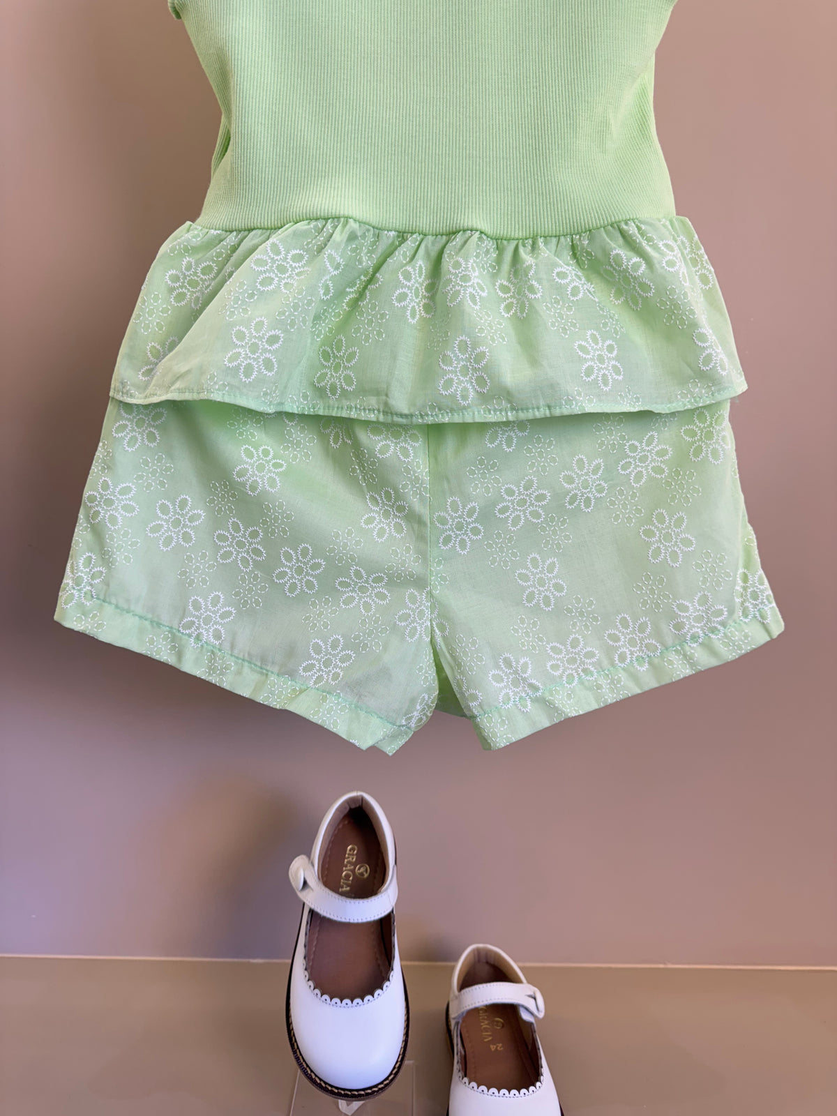 Conjunto Infantil Verde Blusa Com Babado Peplum e Shorts Com Bordado Inglês - Petit Cherie