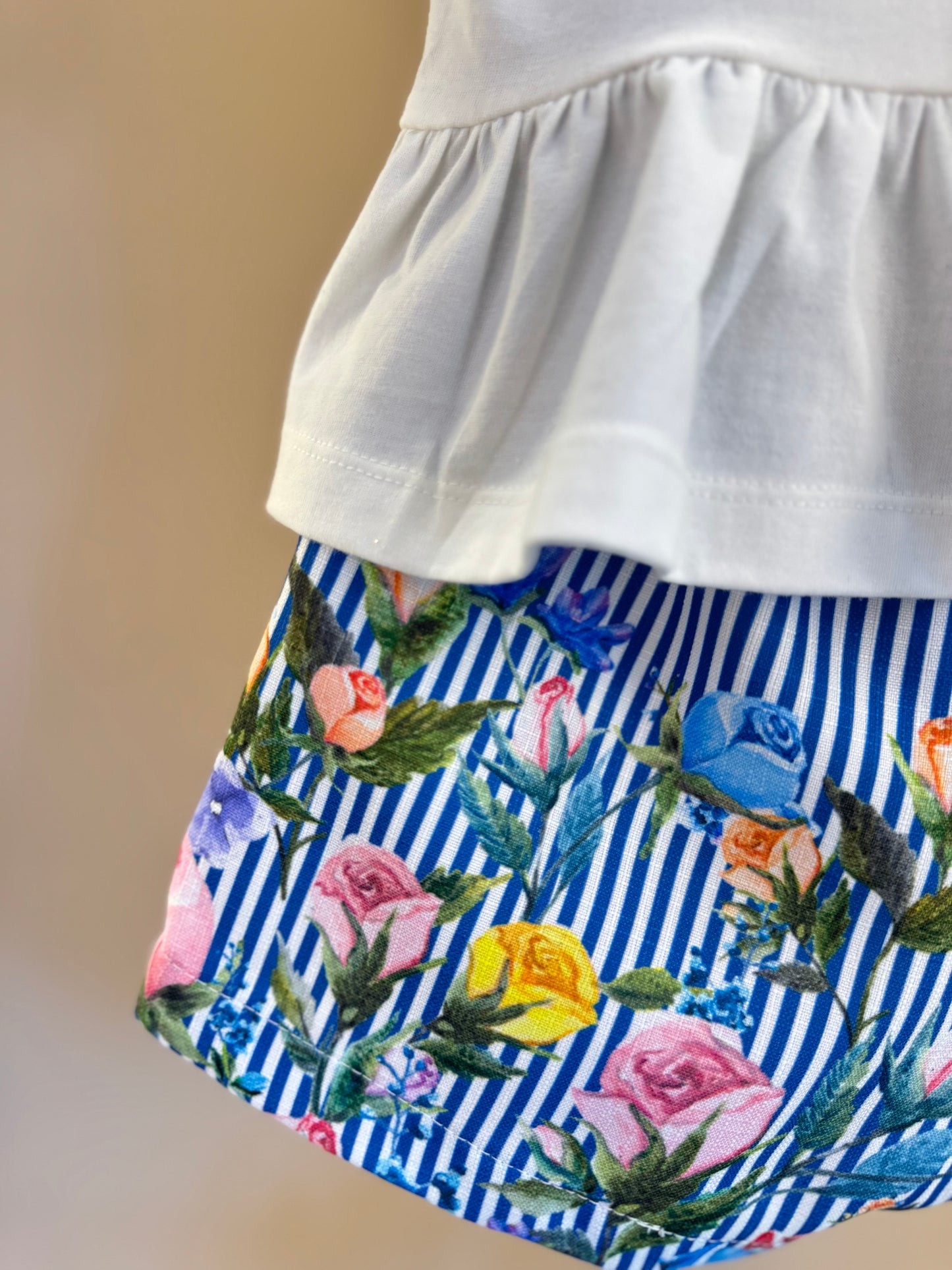 Conjunto Infantil Blusa Off White Flores Bordadas e Short Listrado Flores - Luluzinha
