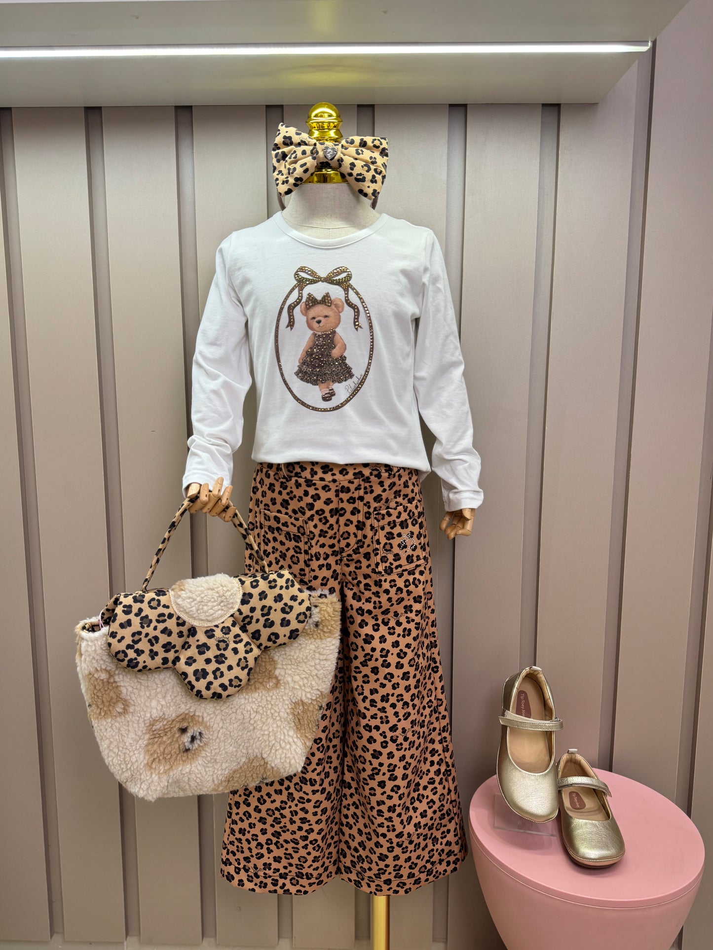 Conjunto Infantil Blusa  Ursinha Moldura Cristais e Calça  Sarja Reta Bolsos Oncinha - Pituchinhus