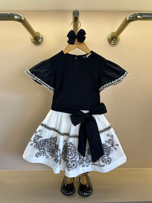 Conjunto Infantil Blusa Preta Detalhes Mangas e Saia Branca Flores - Animê