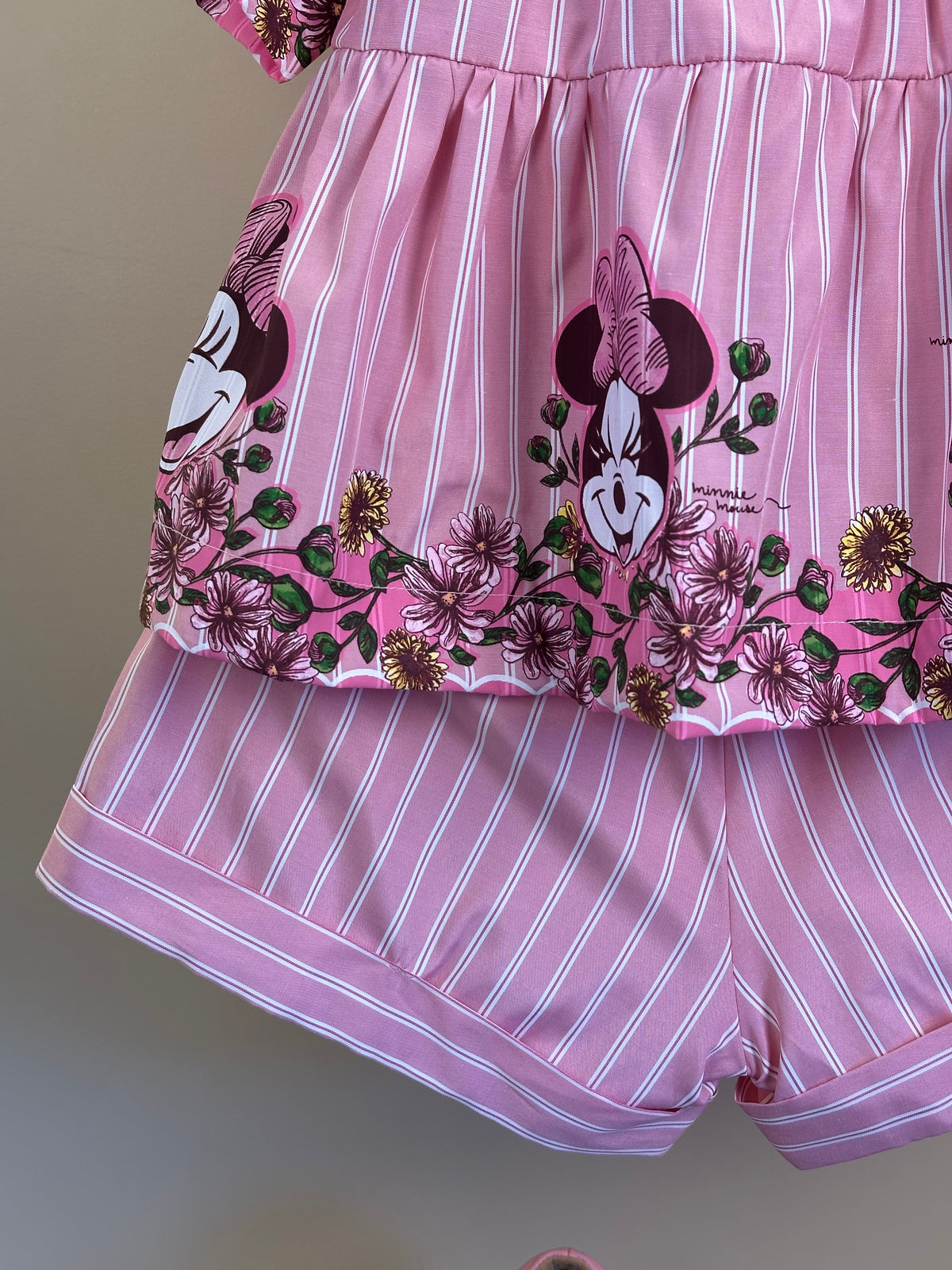 Conjunto Infantil Rosa Listrado Blusa Minnie Floral e Shorts - Animê