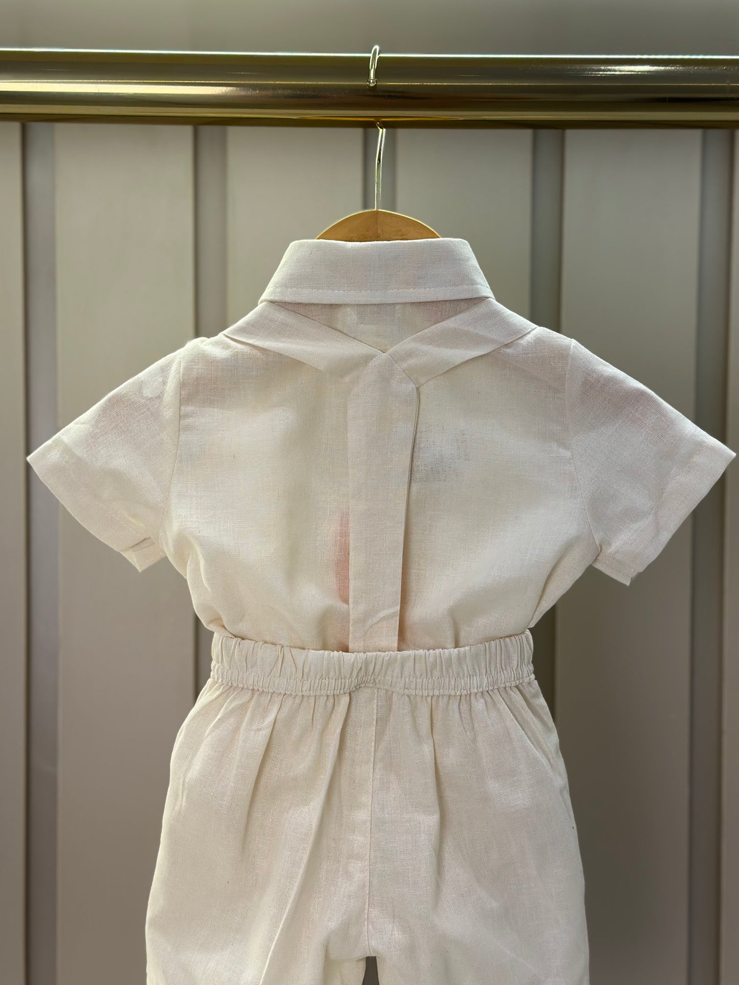 Conjunto Bebê Body, Bermuda e Suspensório Cambraia Linho de Algodão Off White - Um Mais Um