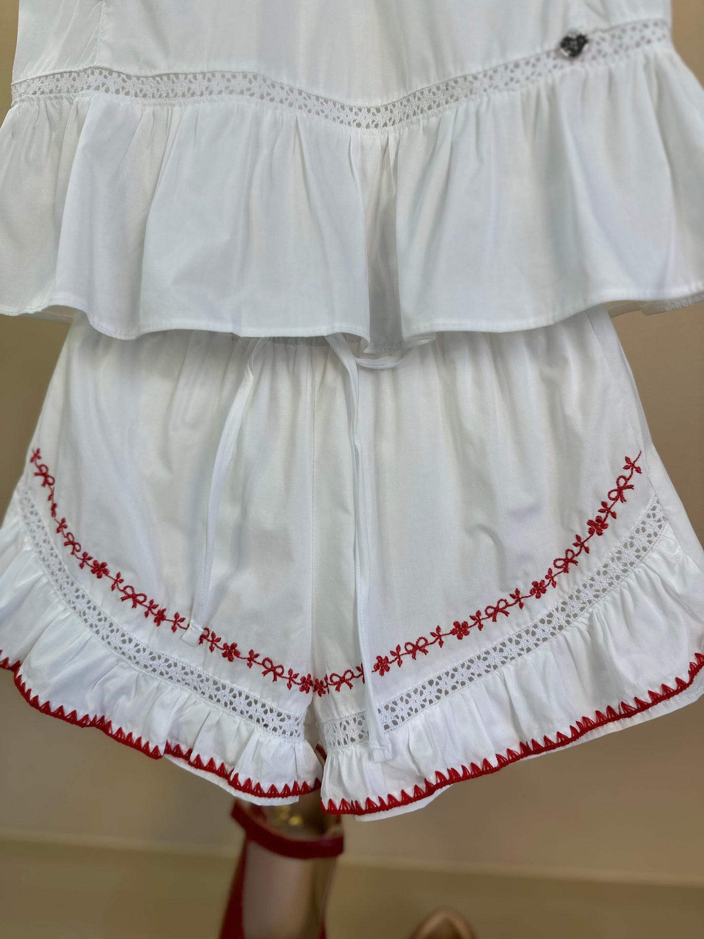 Conjunto Infantil Algodão Blusa e Shorts Branco Bordado Vermelho - Petit Cherie