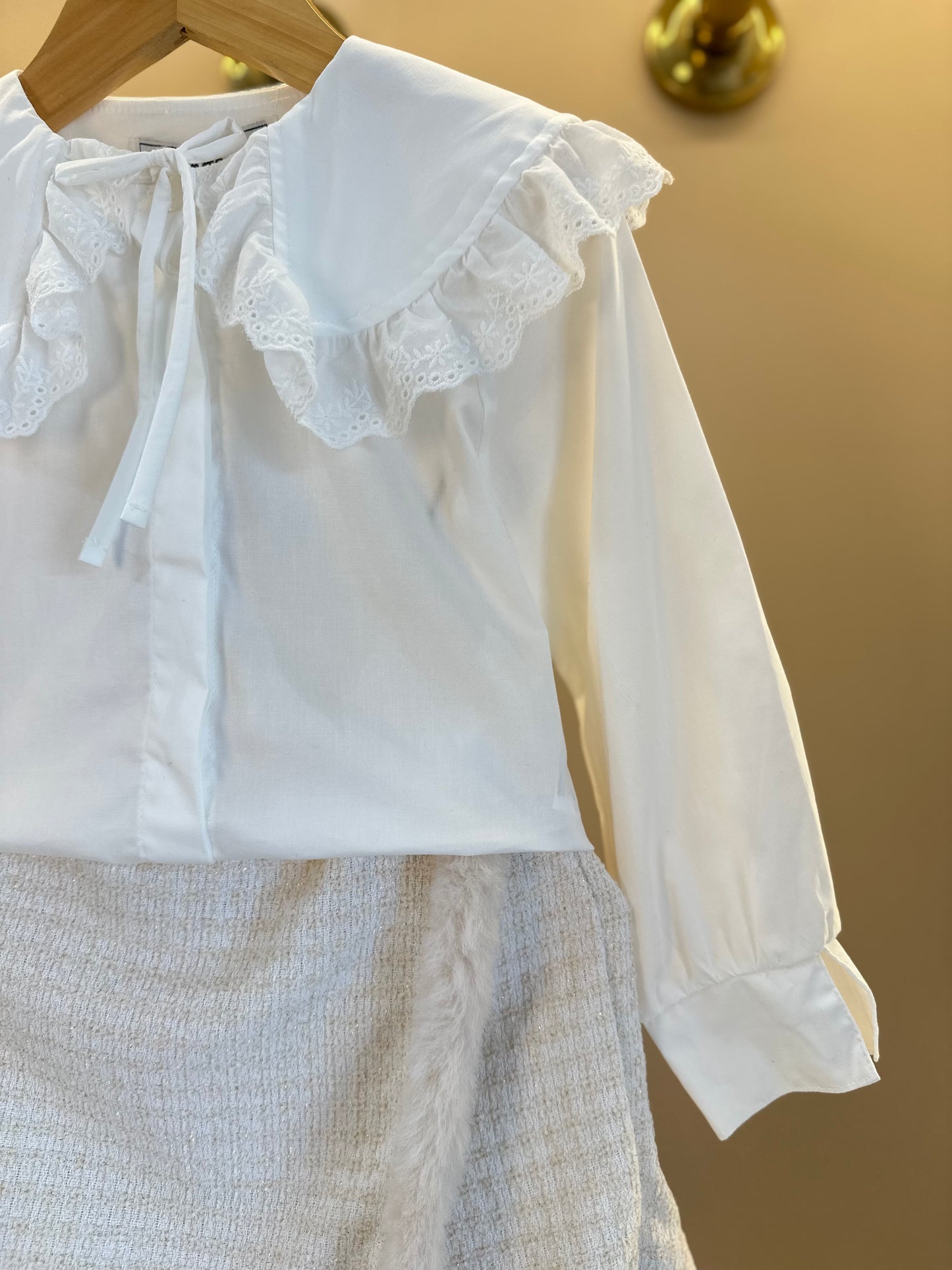 Conjunto Infantil Camisa Gola com Babado, Colete e Shorts Tweed Off White - Animê