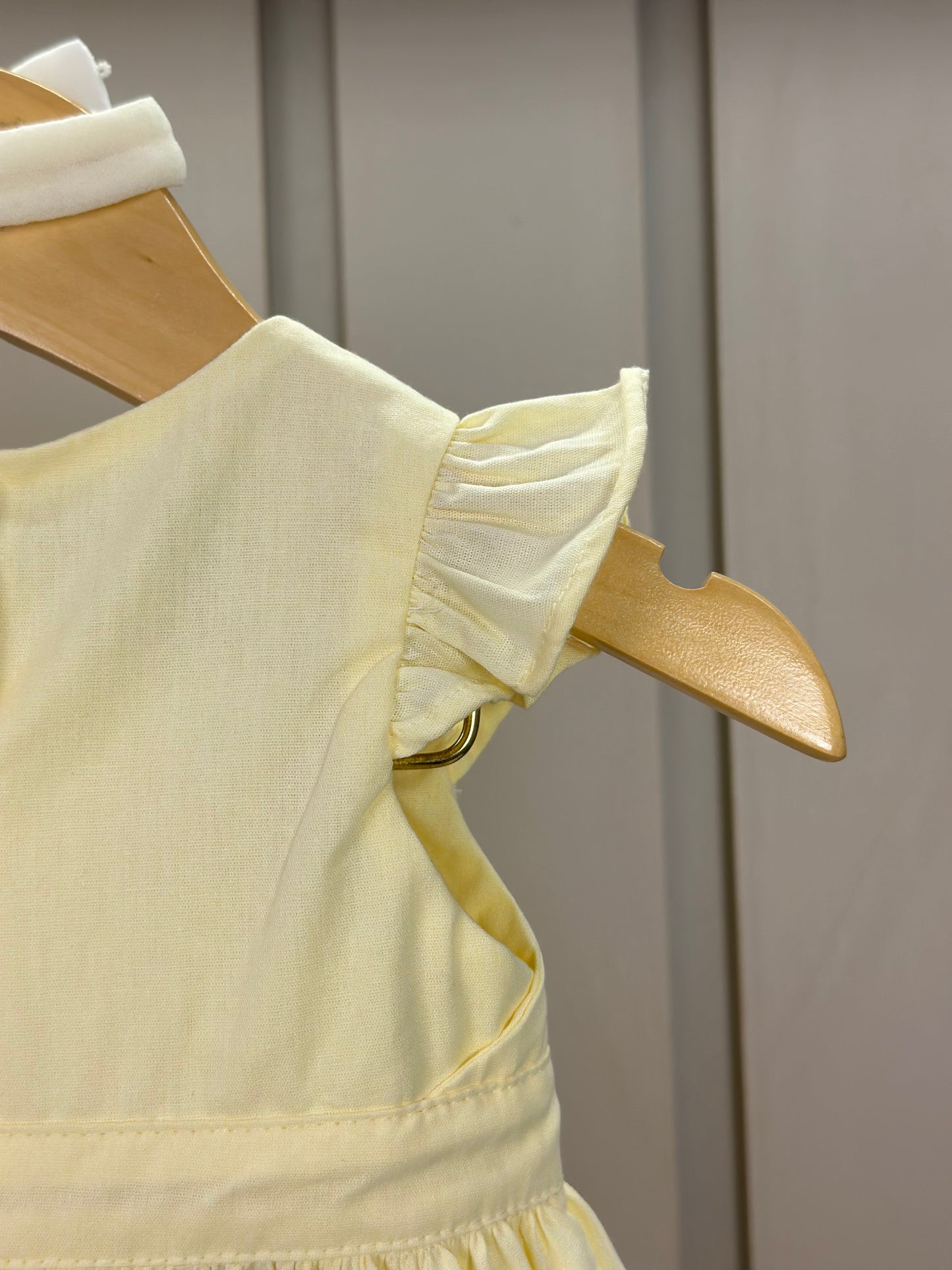 Vestido Bebê Algodão Rodado Bolsos e Bordado Floral Amarelo Claro - Um Mais Um