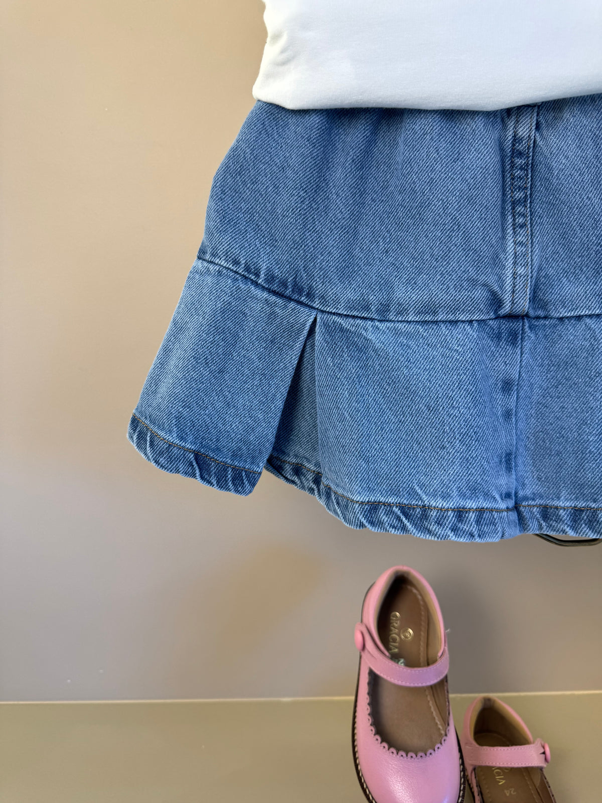 Conjunto Infantil Blusa Hello Kitty Bordado e Saia Jeans Pregas Com Pingente - Momi