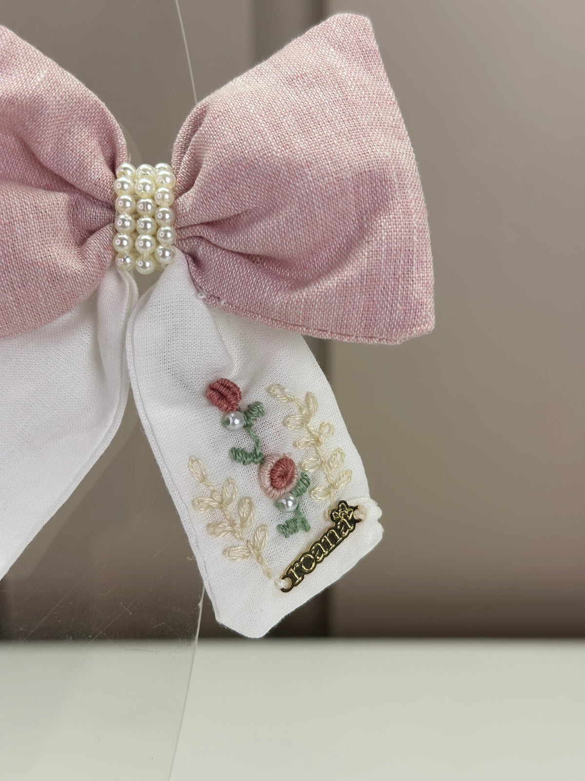 Laço Infantil Rosa Pontas Off White Pérolas e Bordados - Roana