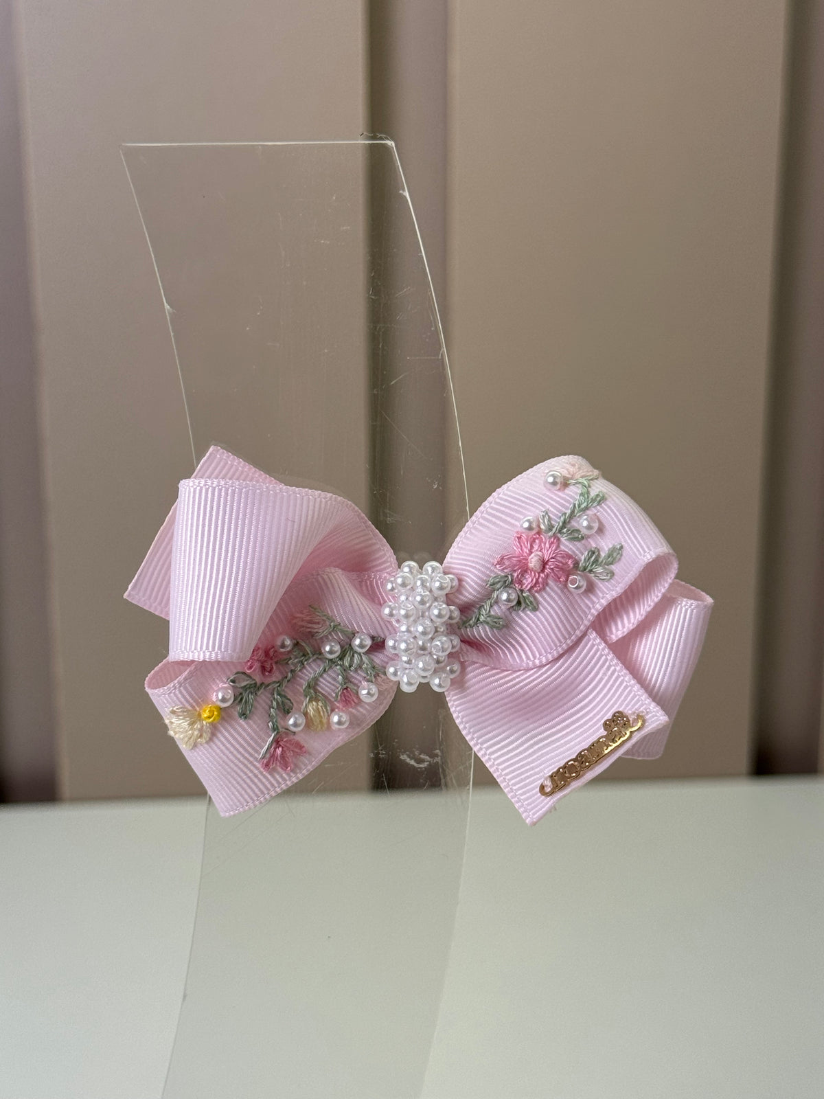 Presilha Infantil Laço Rosa Bordado Flores e Ramos Miolo Pérolas- Roana