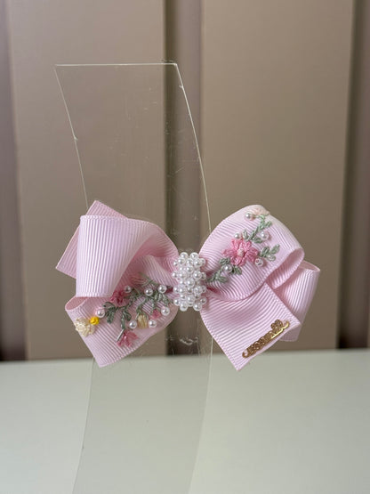 Presilha Infantil Laço Rosa Bordado Flores e Ramos Miolo Pérolas- Roana
