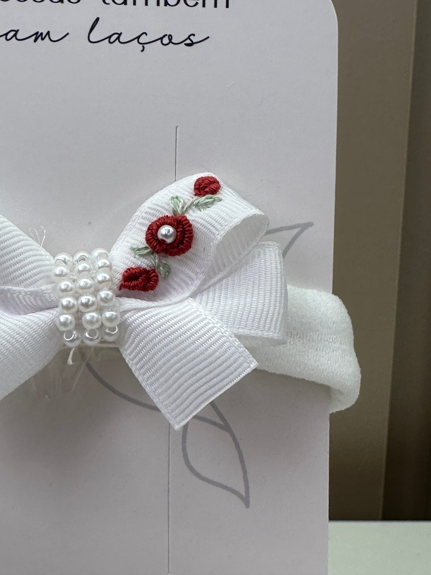 Faixa Bebê Laço Pérola Flores Bordadas Vermelhas - Roana
