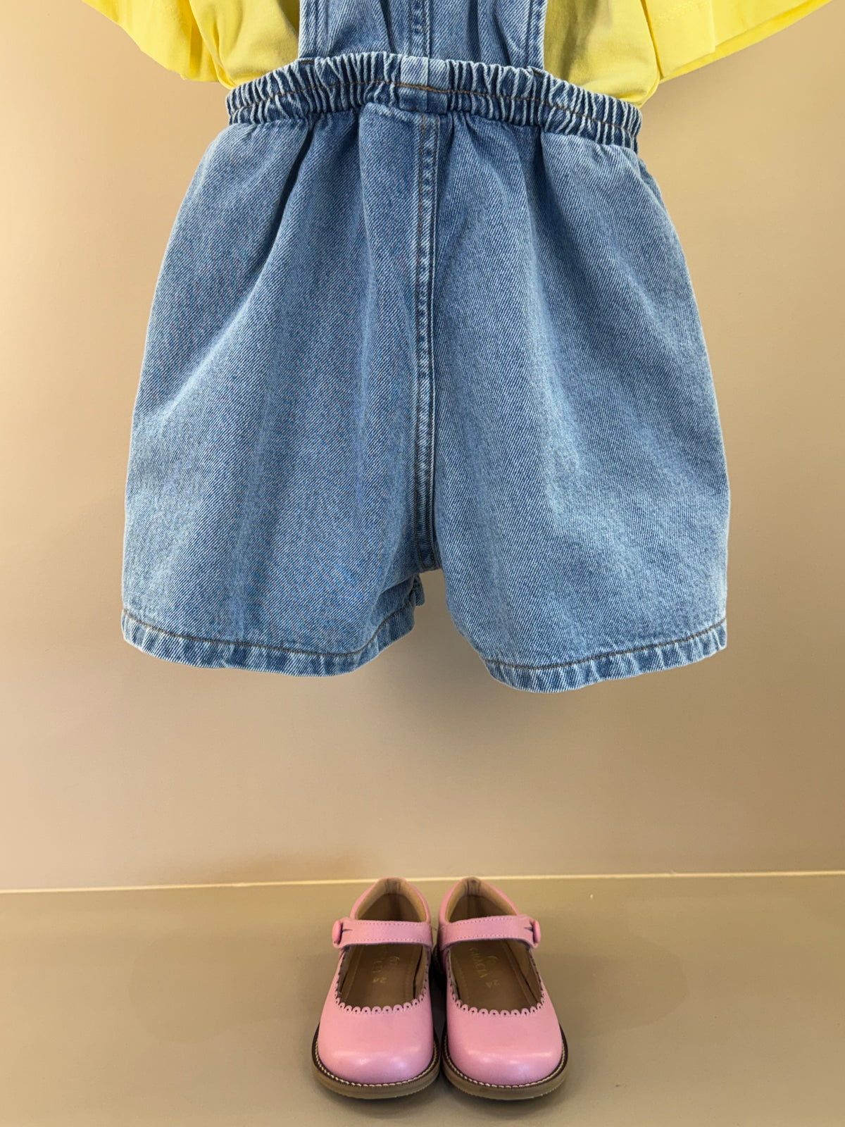 Conjunto Infantil Blusa Mangas Curtas Pingente Amarelo e Jardineira Jeans Bordado Floral - Animê